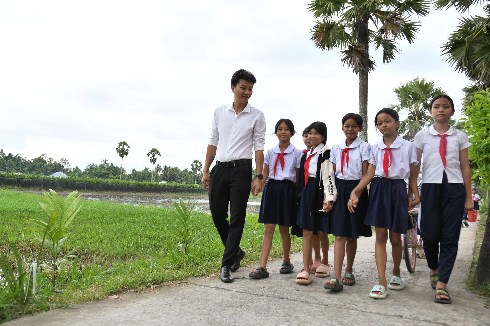 Quyết không bỏ nghề khi thấy học trò tập gõ chữ trên bàn phím hư - Ảnh 2. Quyết không bỏ nghề khi thấy học trò tập gõ chữ trên bàn phím hư - Ảnh 2.