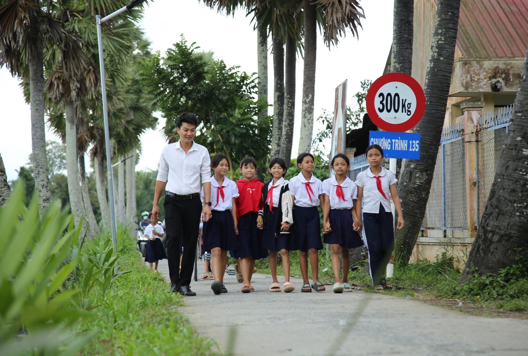 Quyết không bỏ nghề khi thấy học trò tập gõ chữ trên bàn phím hư - Ảnh 3. Quyết không bỏ nghề khi thấy học trò tập gõ chữ trên bàn phím hư - Ảnh 3.