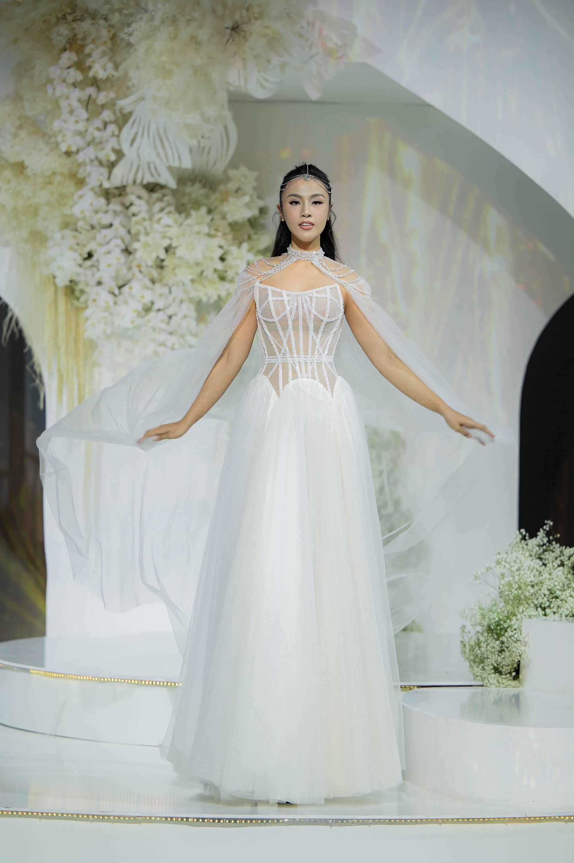 Á hậu Thủy Tiên trình diễn áo cưới cùng Hoa hậu đẹp nhất châu Á 2009 - Ảnh 3.