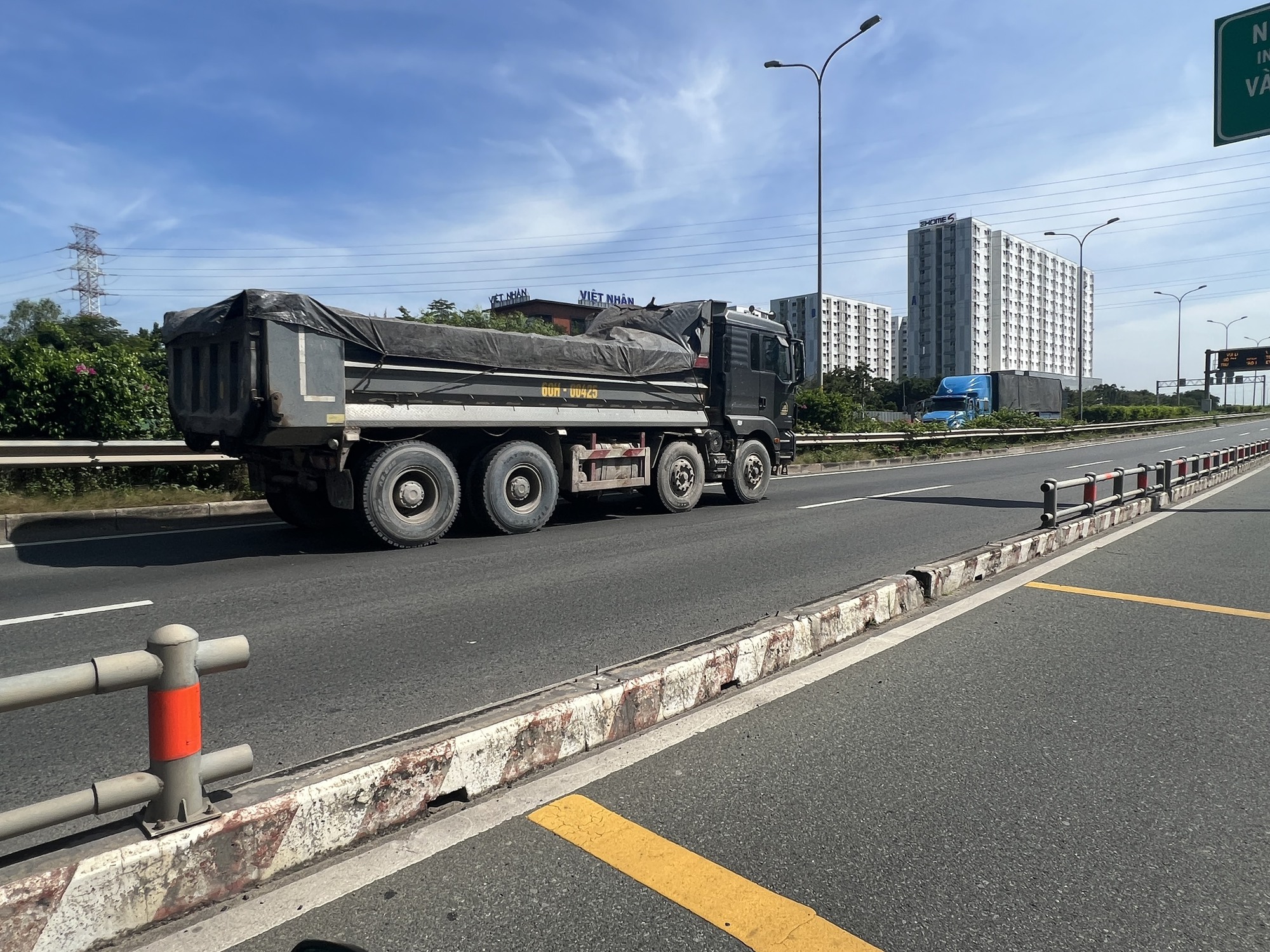 Mất trộm nhiều dải phân cách đường dẫn cao tốc TP.HCM - Long Thành - Dầu Giây - Ảnh 2. Mất trộm nhiều dải phân cách đường dẫn cao tốc TP.HCM - Long Thành - Dầu Giây - Ảnh 2.