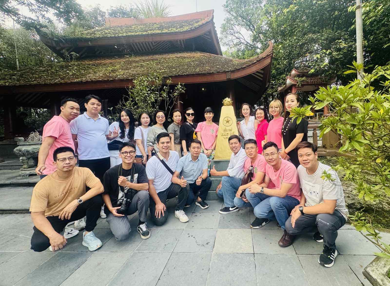 Vượt hơn 1.300 bậc thang đá, lên đỉnh núi Tổ thăm Bác Hồ - Ảnh 8. Vượt hơn 1.300 bậc thang đá, lên đỉnh núi Tổ thăm Bác Hồ - Ảnh 8.