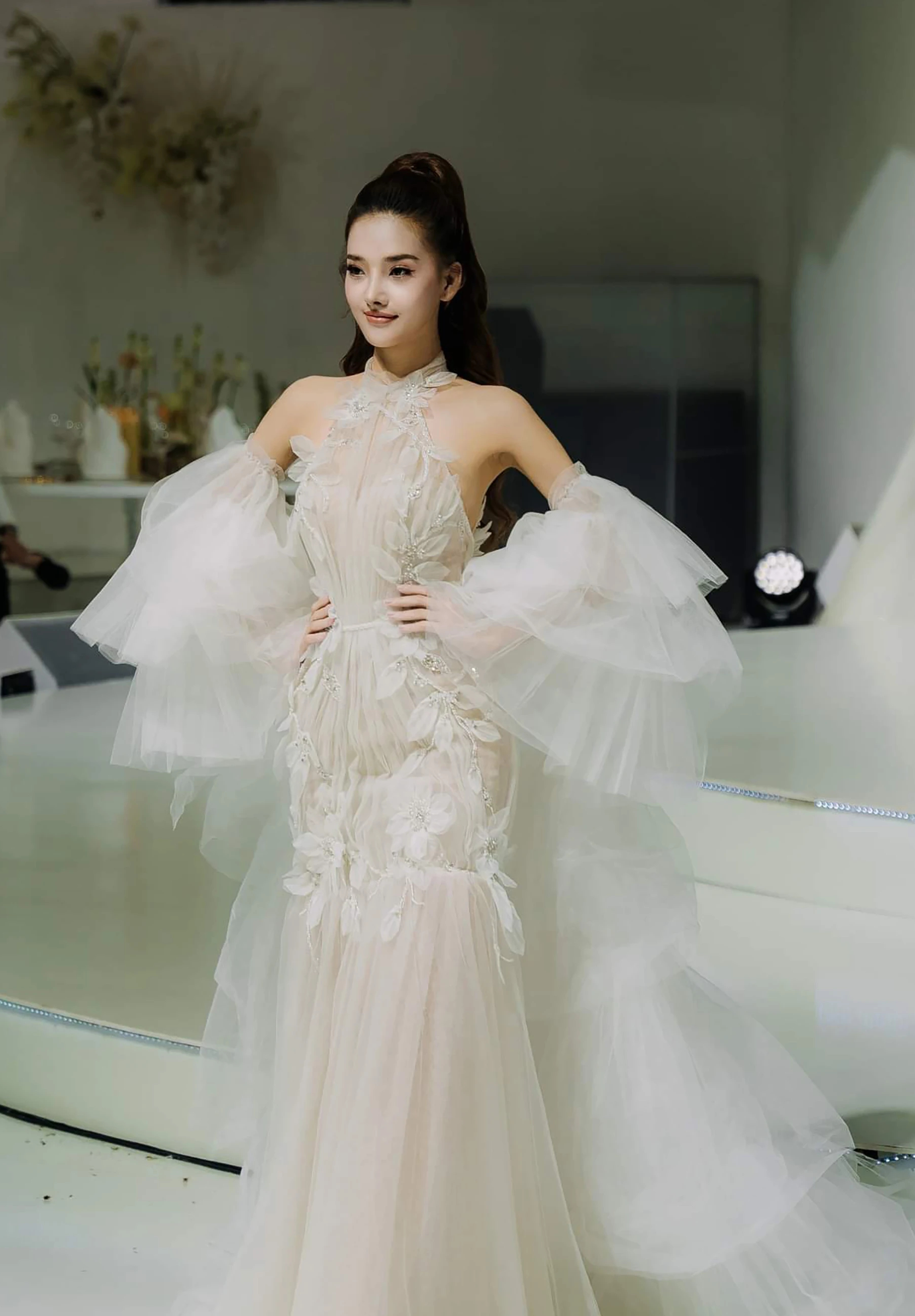 Á hậu Thủy Tiên trình diễn áo cưới cùng Hoa hậu đẹp nhất châu Á 2009 - Ảnh 8.