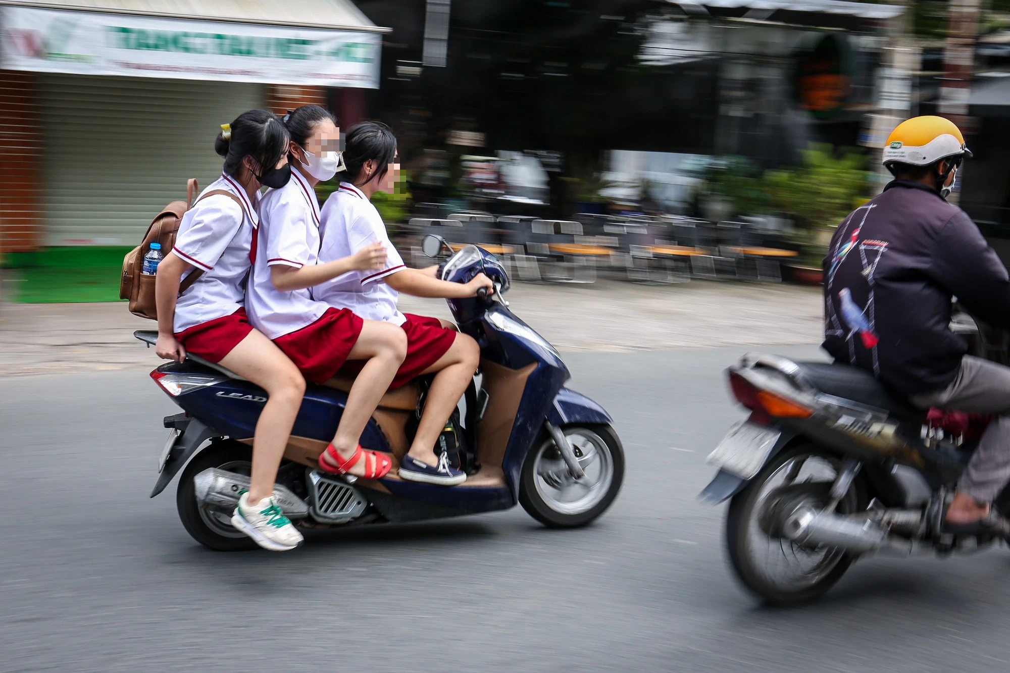 Chùm ảnh: Học sinh không nón bảo hiểm, lái xe máy sai luật giao thông - Ảnh 6.