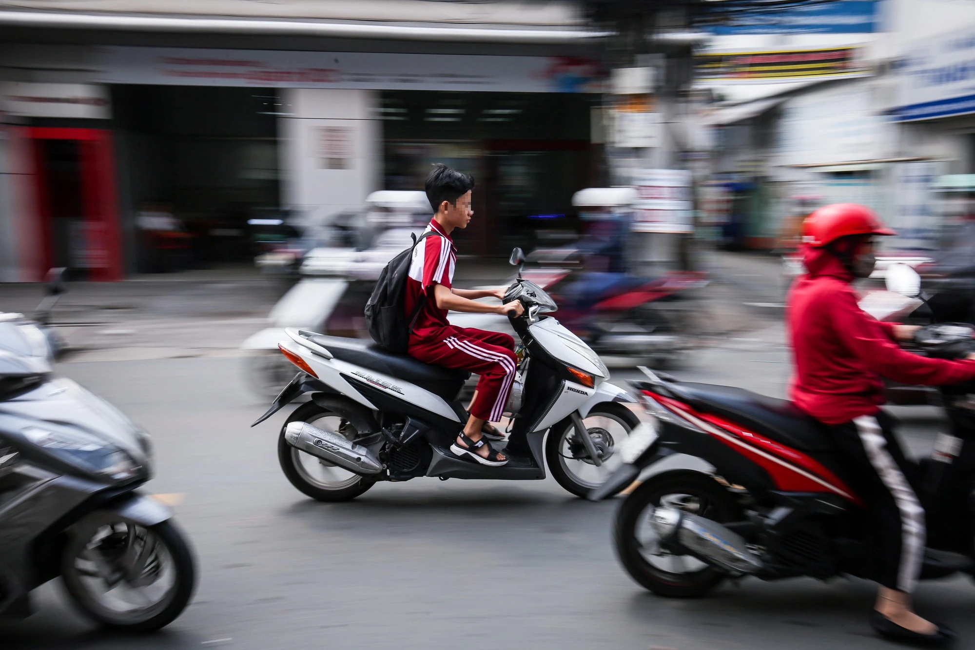 Chùm ảnh: Học sinh không nón bảo hiểm, lái xe máy sai luật giao thông - Ảnh 10.