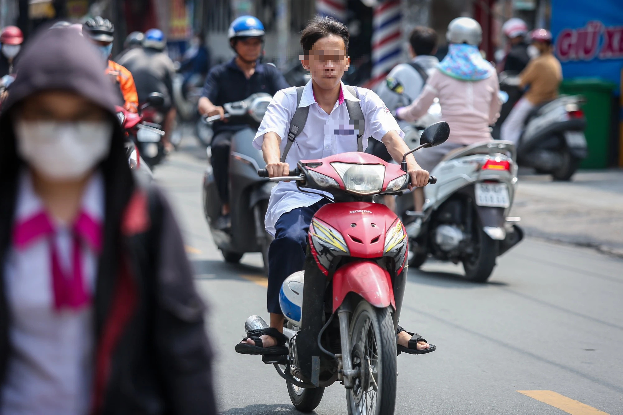 Chùm ảnh: Học sinh không nón bảo hiểm, lái xe máy sai luật giao thông - Ảnh 5.