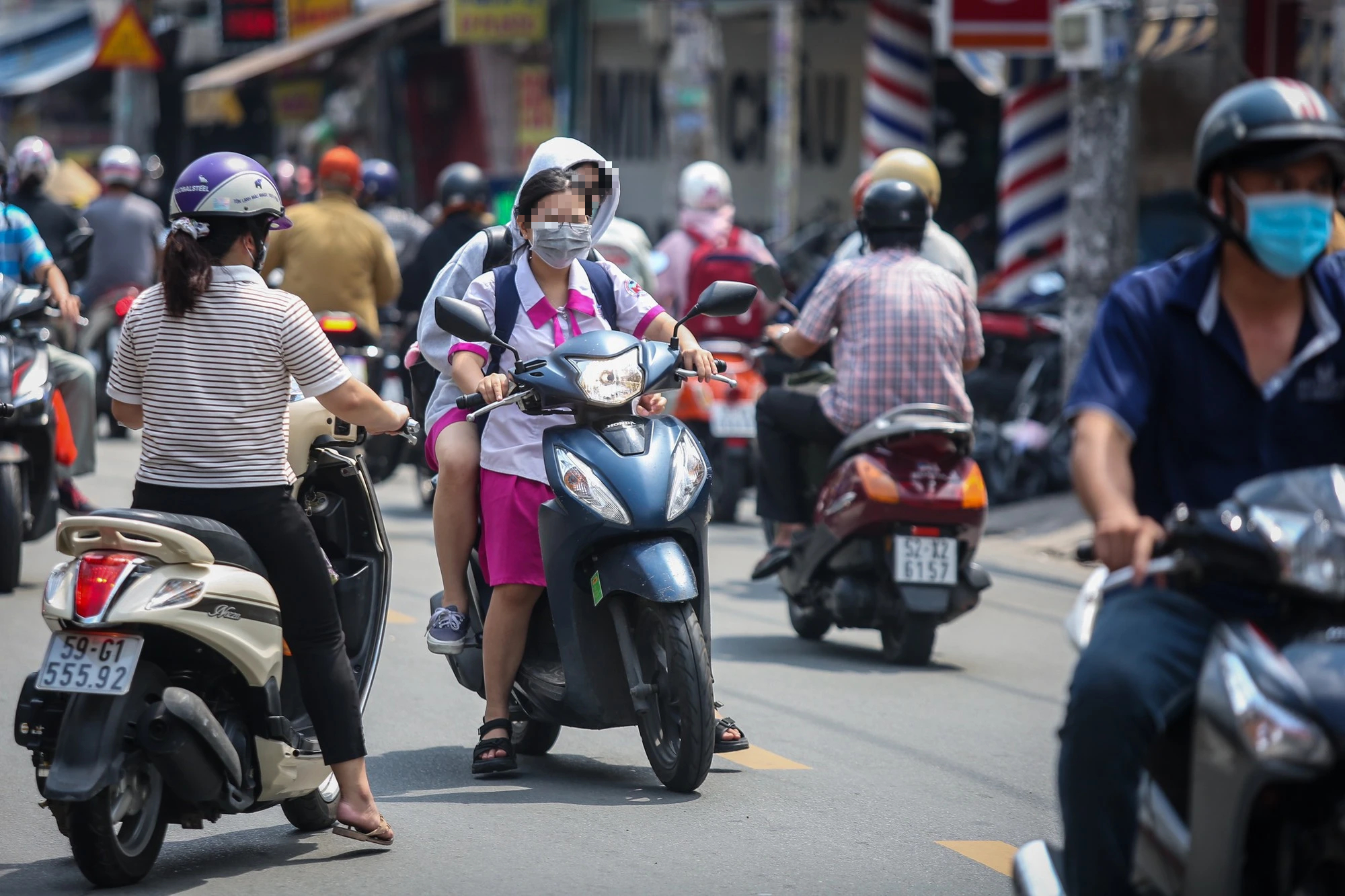 Chùm ảnh: Học sinh không nón bảo hiểm, lái xe máy sai luật giao thông - Ảnh 8.