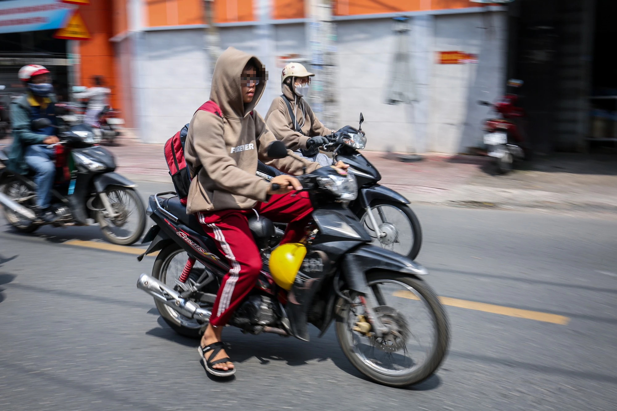 Chùm ảnh: Học sinh không nón bảo hiểm, lái xe máy sai luật giao thông - Ảnh 9.