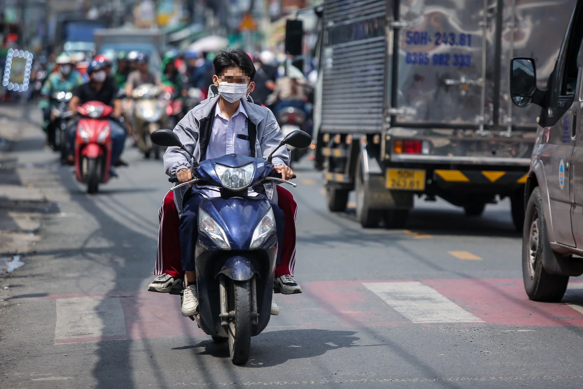 Chùm ảnh: Học sinh không nón bảo hiểm, lái xe máy sai luật giao thông - Ảnh 14.