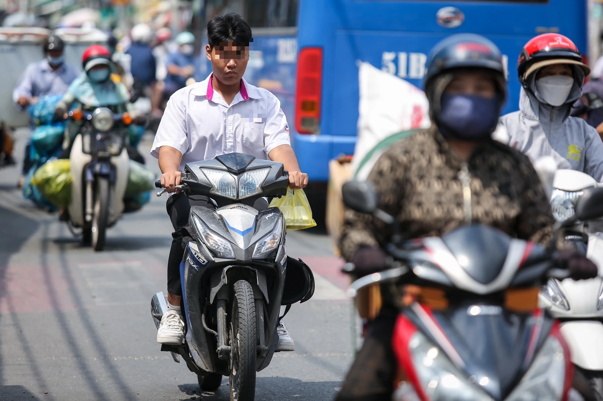 Chùm ảnh: Học sinh không nón bảo hiểm, lái xe máy sai luật giao thông - Ảnh 15.