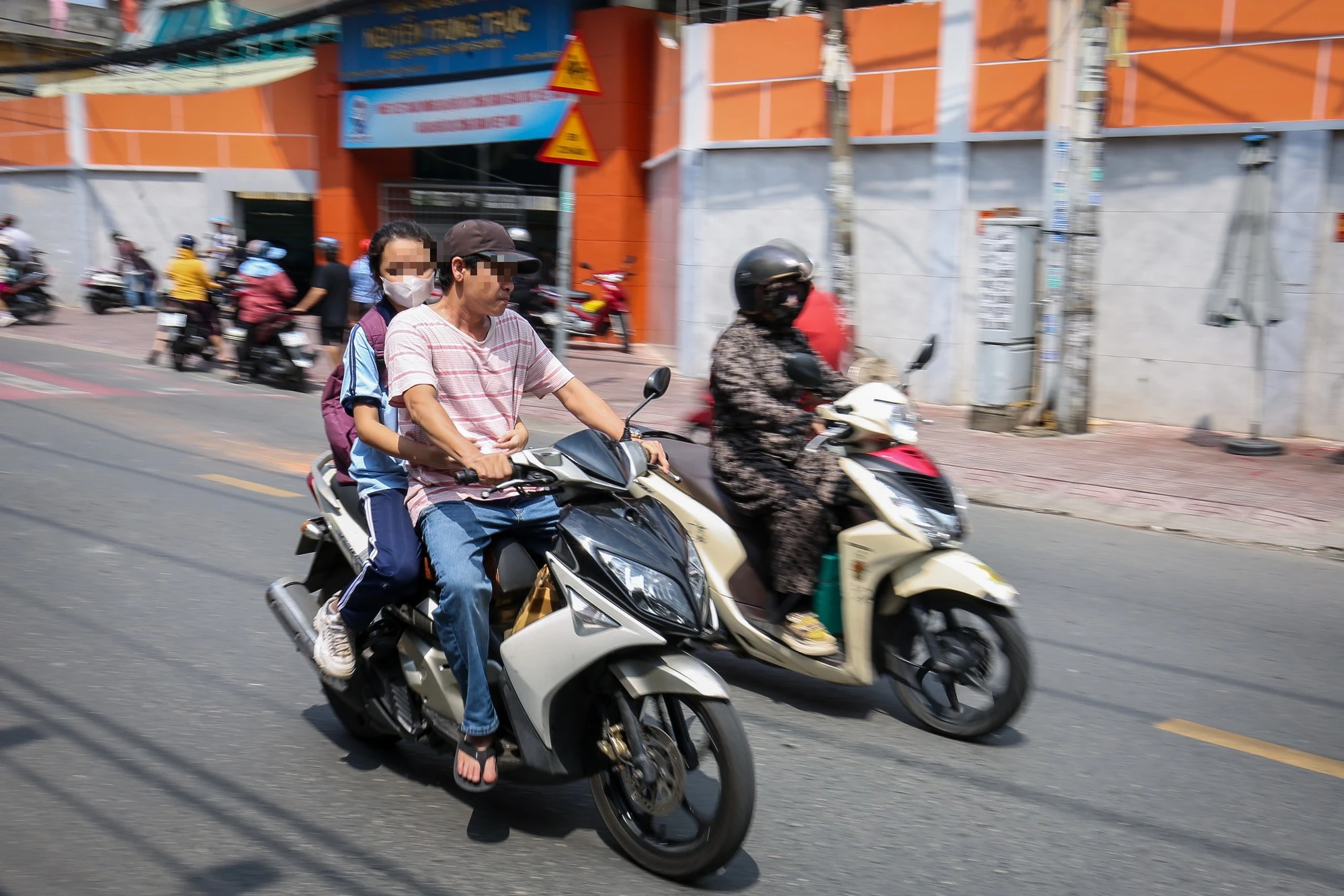 Chùm ảnh: Học sinh không nón bảo hiểm, lái xe máy sai luật giao thông - Ảnh 13.