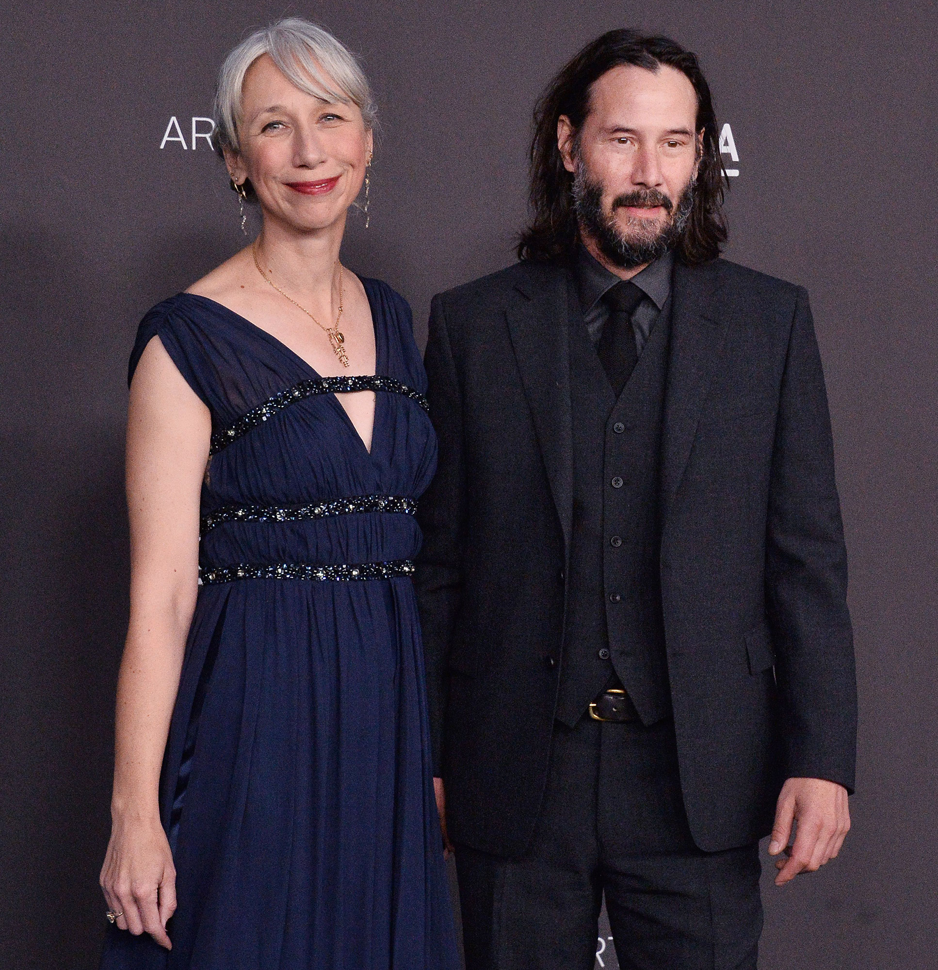 Keanu Reeves nắm tay bạn gái trên thảm đỏ