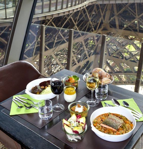 Du lịch 'check-in' tháp Eiffel bạn cần biết - Ảnh 5. Du lịch 'check-in' tháp Eiffel bạn cần biết - Ảnh 5.