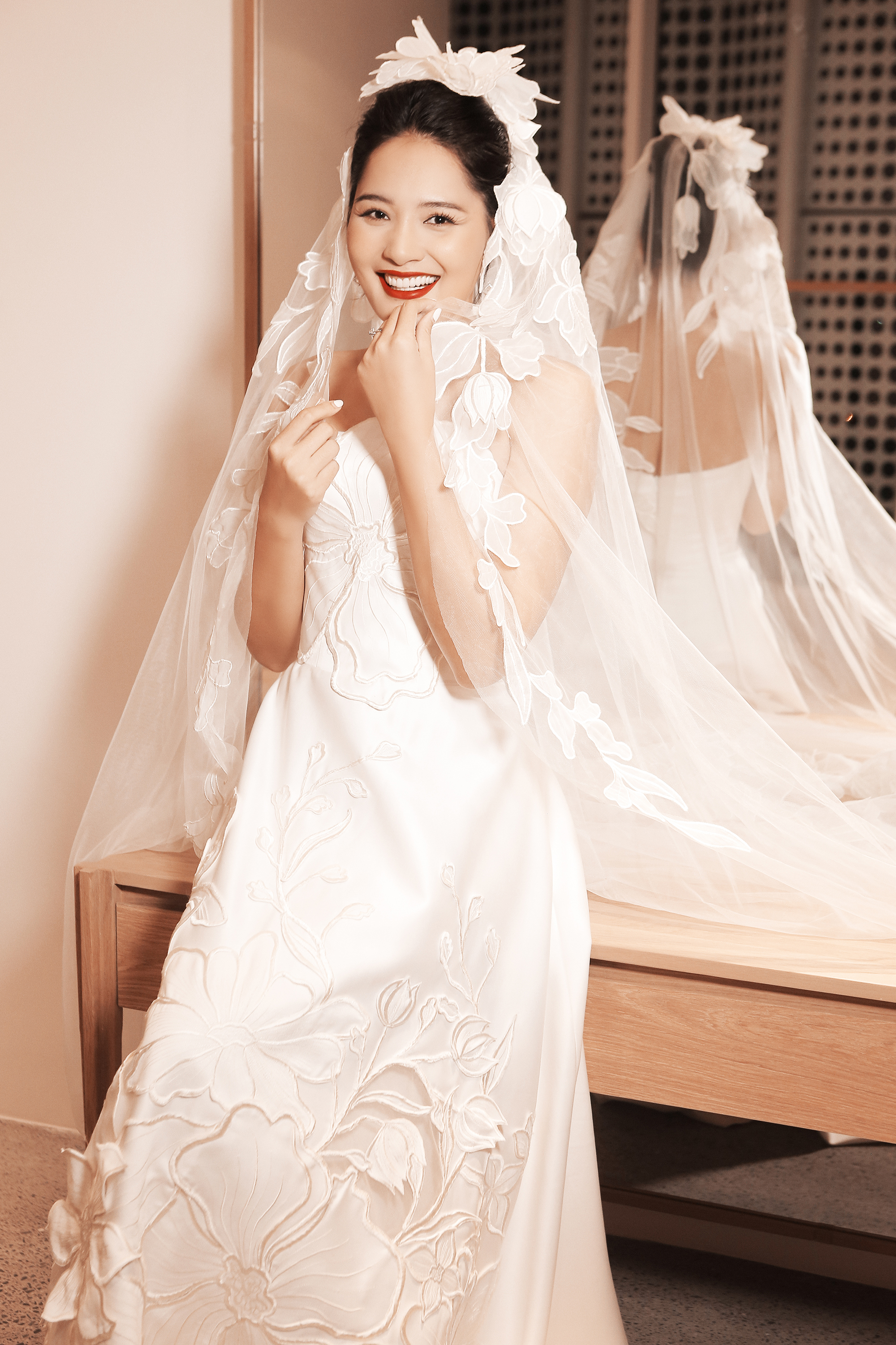 Á hậu Thủy Tiên trình diễn áo cưới cùng Hoa hậu đẹp nhất châu Á 2009 - Ảnh 7.