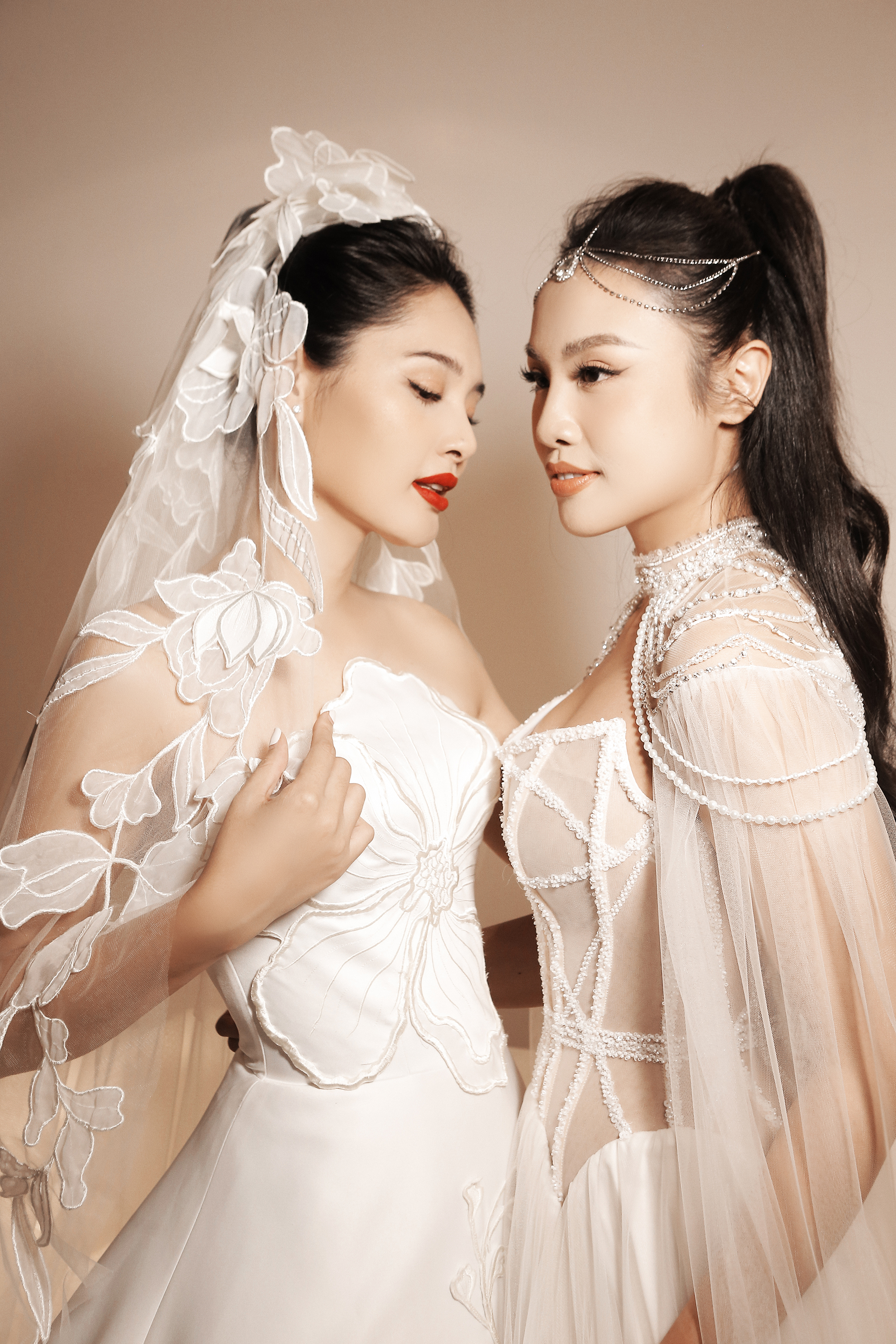 Á hậu Thủy Tiên trình diễn áo cưới cùng Hoa hậu đẹp nhất châu Á 2009 - Ảnh 1.
