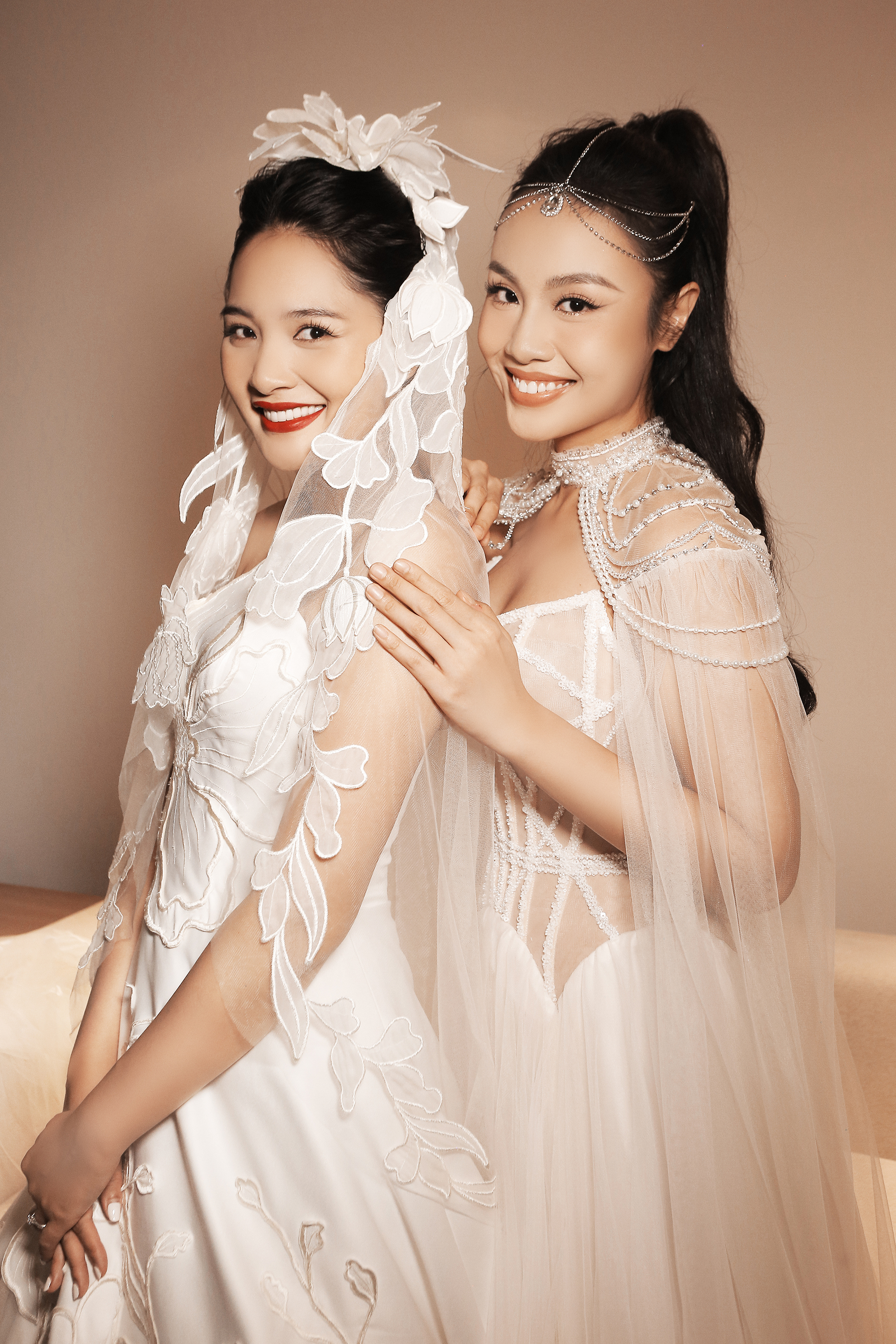 Á hậu Thủy Tiên trình diễn áo cưới cùng Hoa hậu đẹp nhất châu Á 2009 - Ảnh 2.