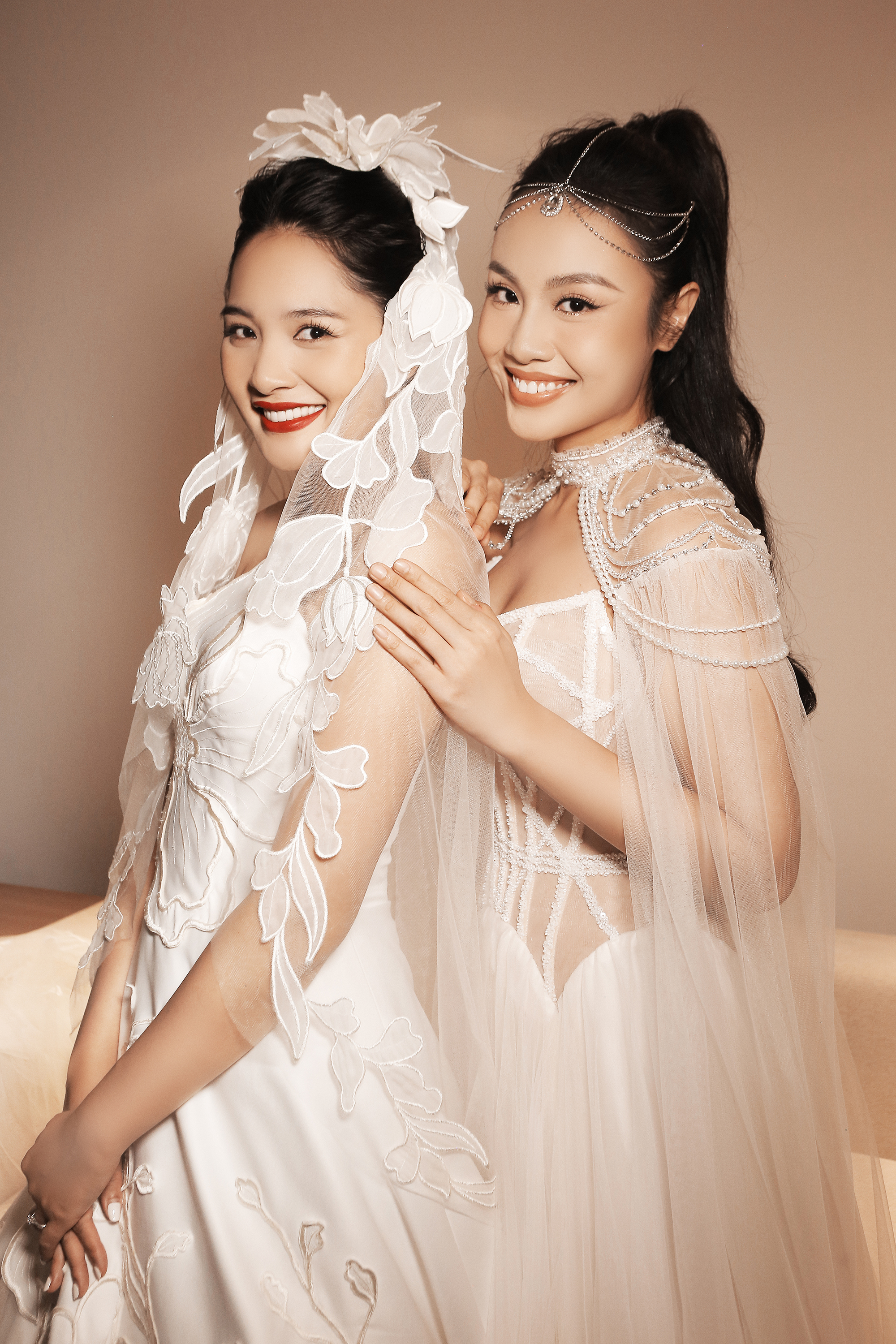 Á hậu Thủy Tiên trình diễn áo cưới cùng Hoa hậu đẹp nhất châu Á 2009 - Ảnh 2. Á hậu Thủy Tiên trình diễn áo cưới cùng Hoa hậu đẹp nhất châu Á 2009 - Ảnh 2.
