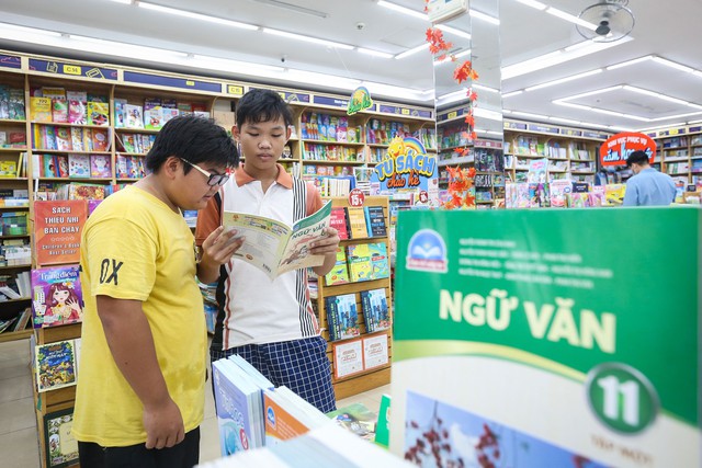 Ngữ liệu ngoài SGK, giải pháp nào giúp giảm áp lực khi làm bài môn văn? - Ảnh 1. Ngữ liệu ngoài SGK, giải pháp nào giúp giảm áp lực khi làm bài môn văn? - Ảnh 1.