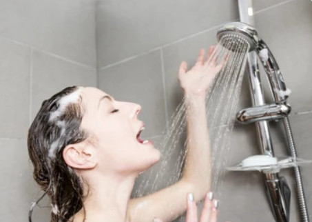 Bác sĩ tiết lộ kỹ thuật tắm có thể giúp bạn trẻ khỏe hơn - Ảnh 1.