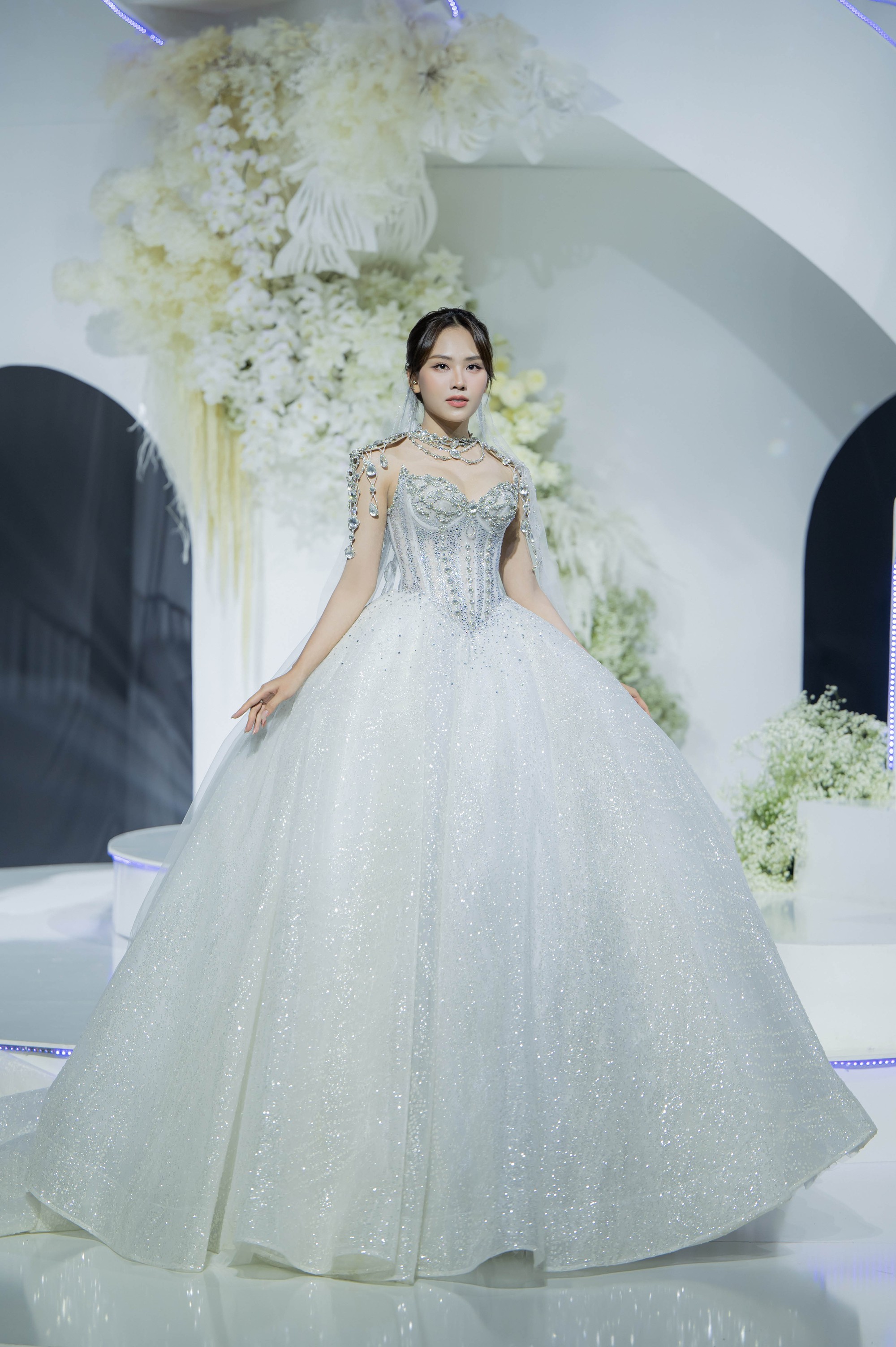Những màu sắc áo cưới đẹp lộng lẫy cho ngày cưới cô dâu - Mon Studio