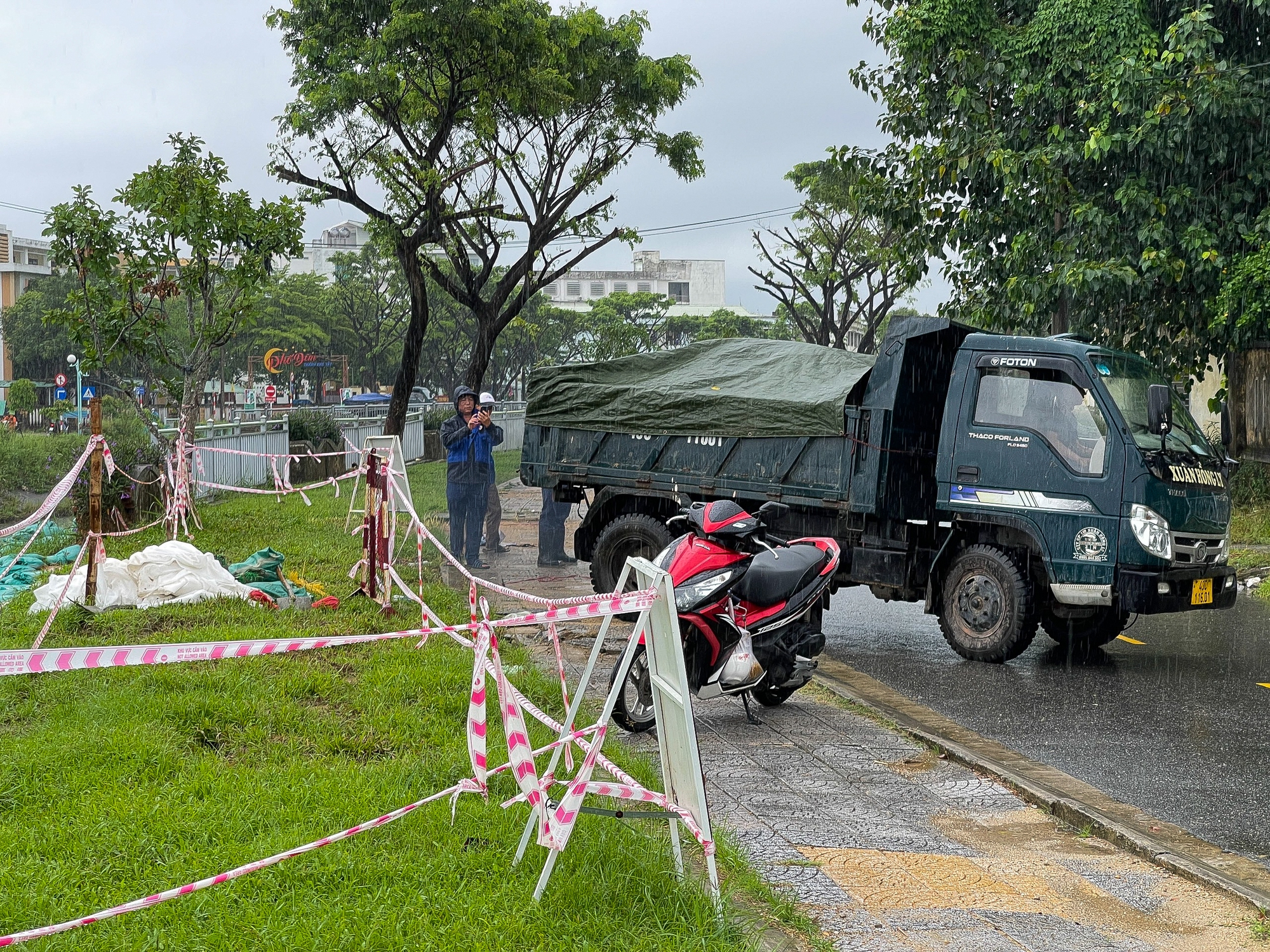 Đà Nẵng: Khắc phục sạt lở ở bờ kè kênh Phú Lộc  - Ảnh 7.