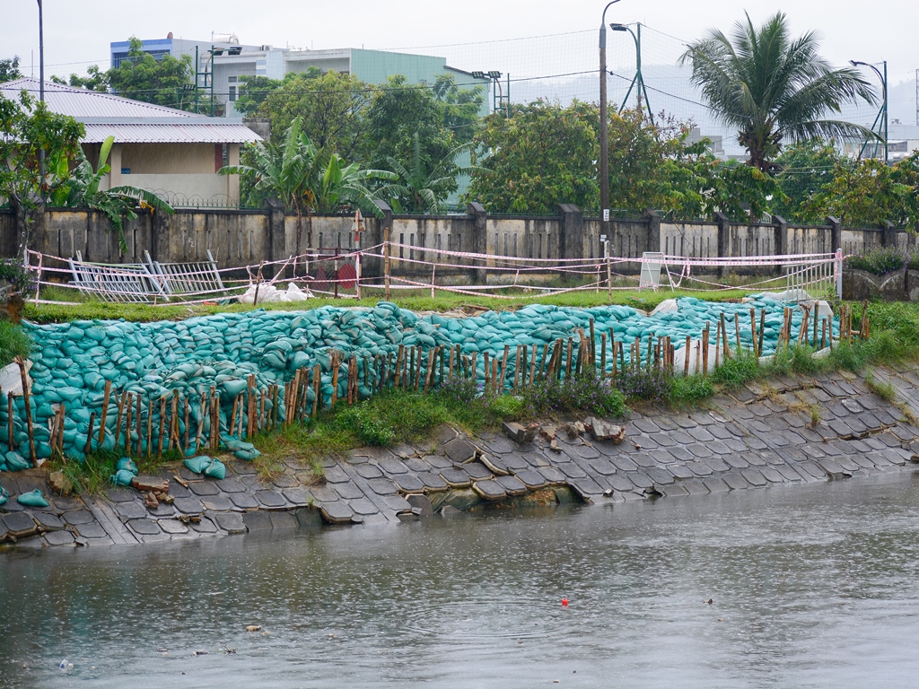 Đà Nẵng: Khắc phục sạt lở ở bờ kè kênh Phú Lộc  - Ảnh 1.