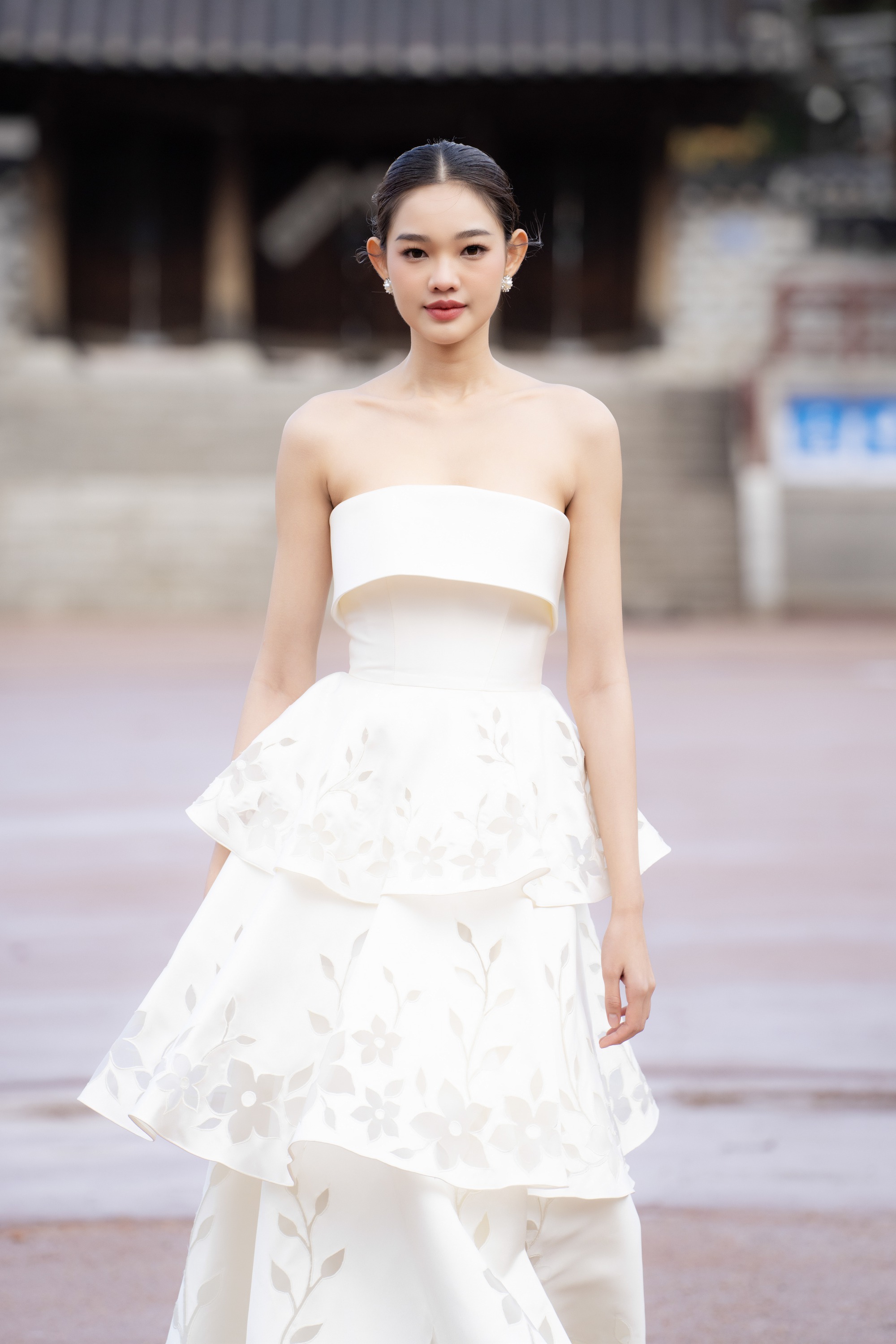 Hari Won diễn thời trang trong mưa rét tại Hàn Quốc - Ảnh 7. Hari Won diễn thời trang trong mưa rét tại Hàn Quốc - Ảnh 7.