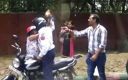 Ấn Độ: Cảnh sát giao thông dùng gạch 'choảng' người vi phạm - Ảnh 1.