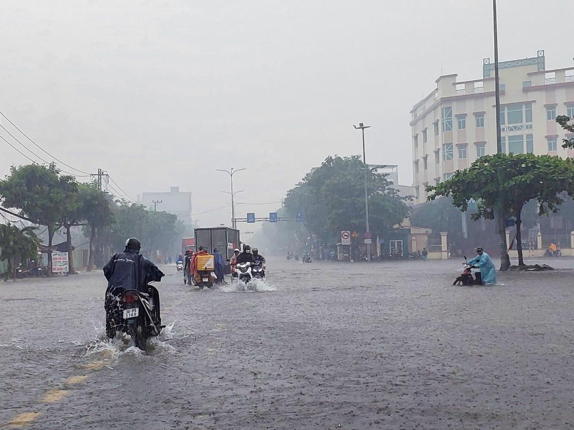 Đà Nẵng: Mưa lớn gây ngập chợ Thanh Vinh, tiểu thương tất tả dọn hàng chạy lụt - Ảnh 3.