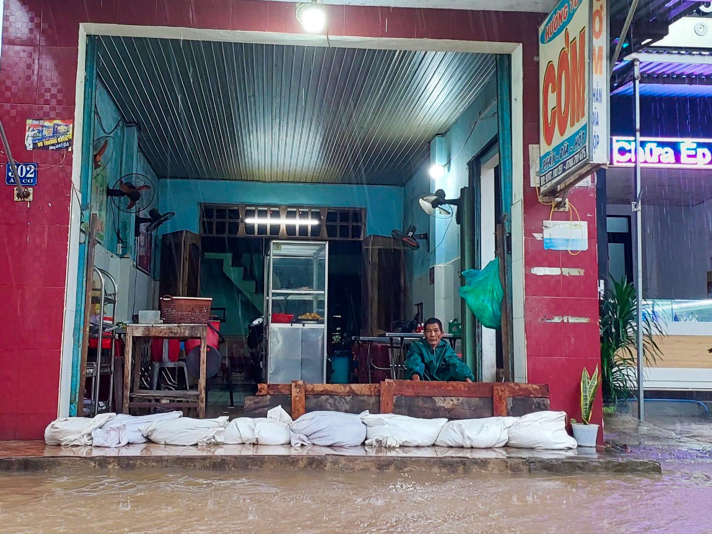 Đà Nẵng: Mưa lớn gây ngập chợ Thanh Vinh, tiểu thương tất tả dọn hàng chạy lụt - Ảnh 9.