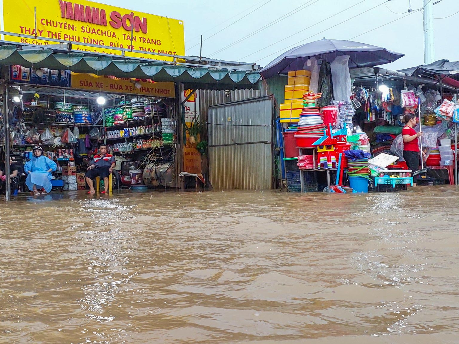 Đà Nẵng: Mưa lớn gây ngập chợ Thanh Vinh, tiểu thương tất tả dọn hàng chạy lụt - Ảnh 4.