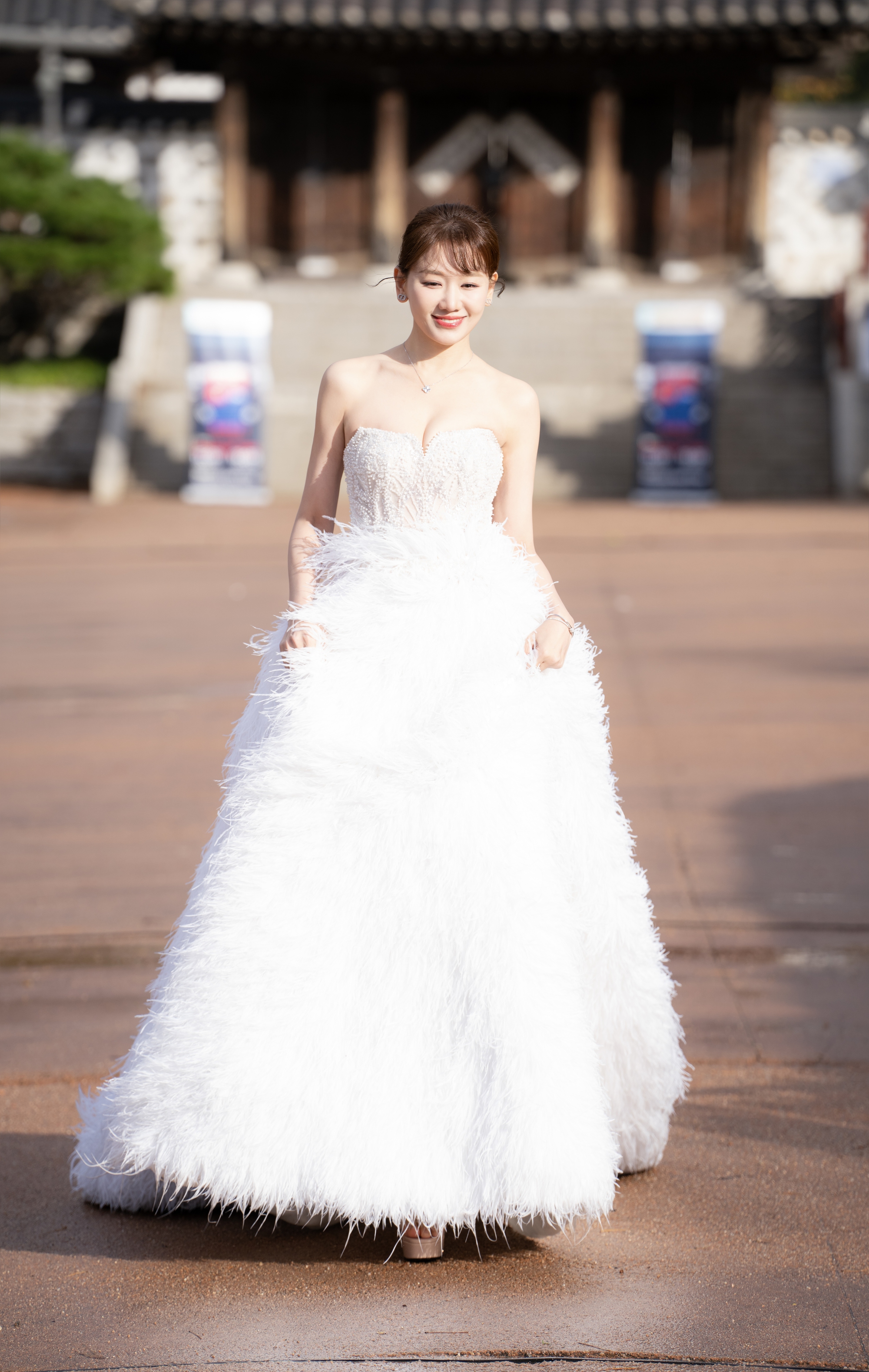 Hari Won diễn thời trang trong mưa rét tại Hàn Quốc - Ảnh 1. Hari Won diễn thời trang trong mưa rét tại Hàn Quốc - Ảnh 1.
