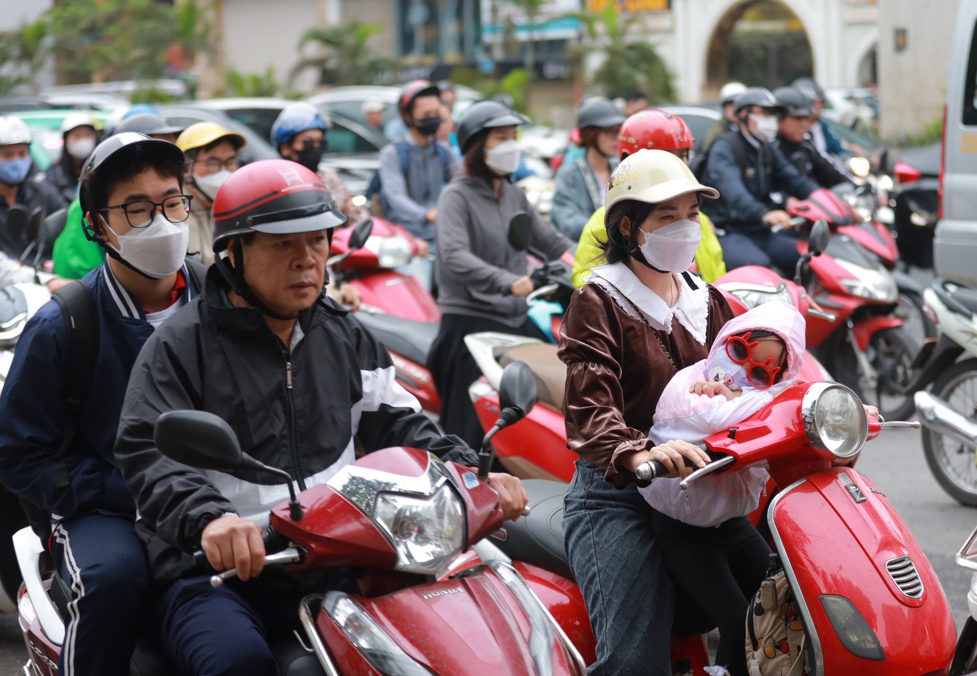Đón không khí lạnh đúng ngày lập đông, người Hà Nội co ro đi làm - Ảnh 3. Đón không khí lạnh đúng ngày lập đông, người Hà Nội co ro đi làm - Ảnh 3.