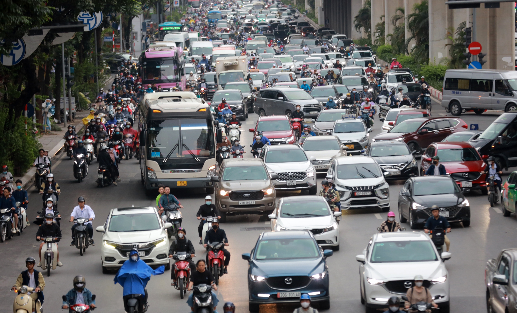 Đón không khí lạnh đúng ngày lập đông, người Hà Nội co ro đi làm - Ảnh 1.