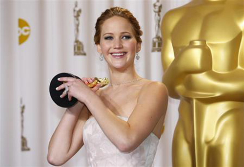 Trang phục của Jennifer Lawrence được đấu giá ngay sau giải Oscar - Ảnh 1.
