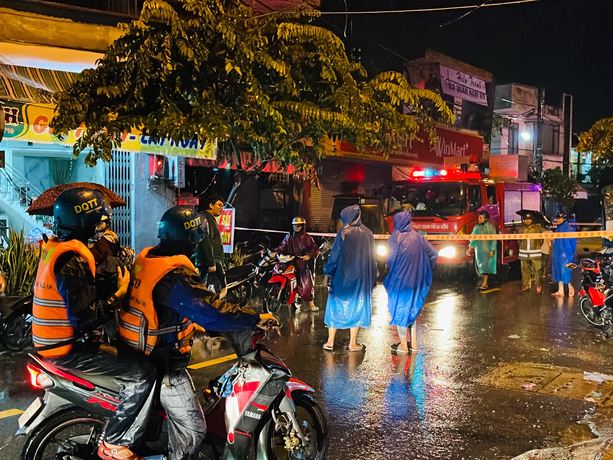 Đà Nẵng: 'Rốn lụt' đường Mẹ Suốt lại ngập sâu, người dân chạy lụt trong đêm  - Ảnh 1.