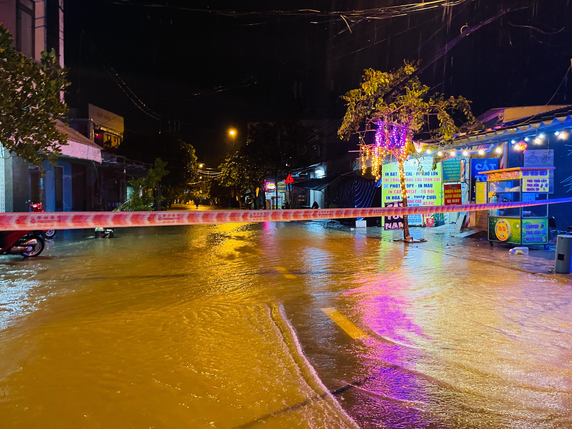 Đà Nẵng: 'Rốn lụt' đường Mẹ Suốt lại ngập sâu, người dân chạy lụt trong đêm  - Ảnh 3.