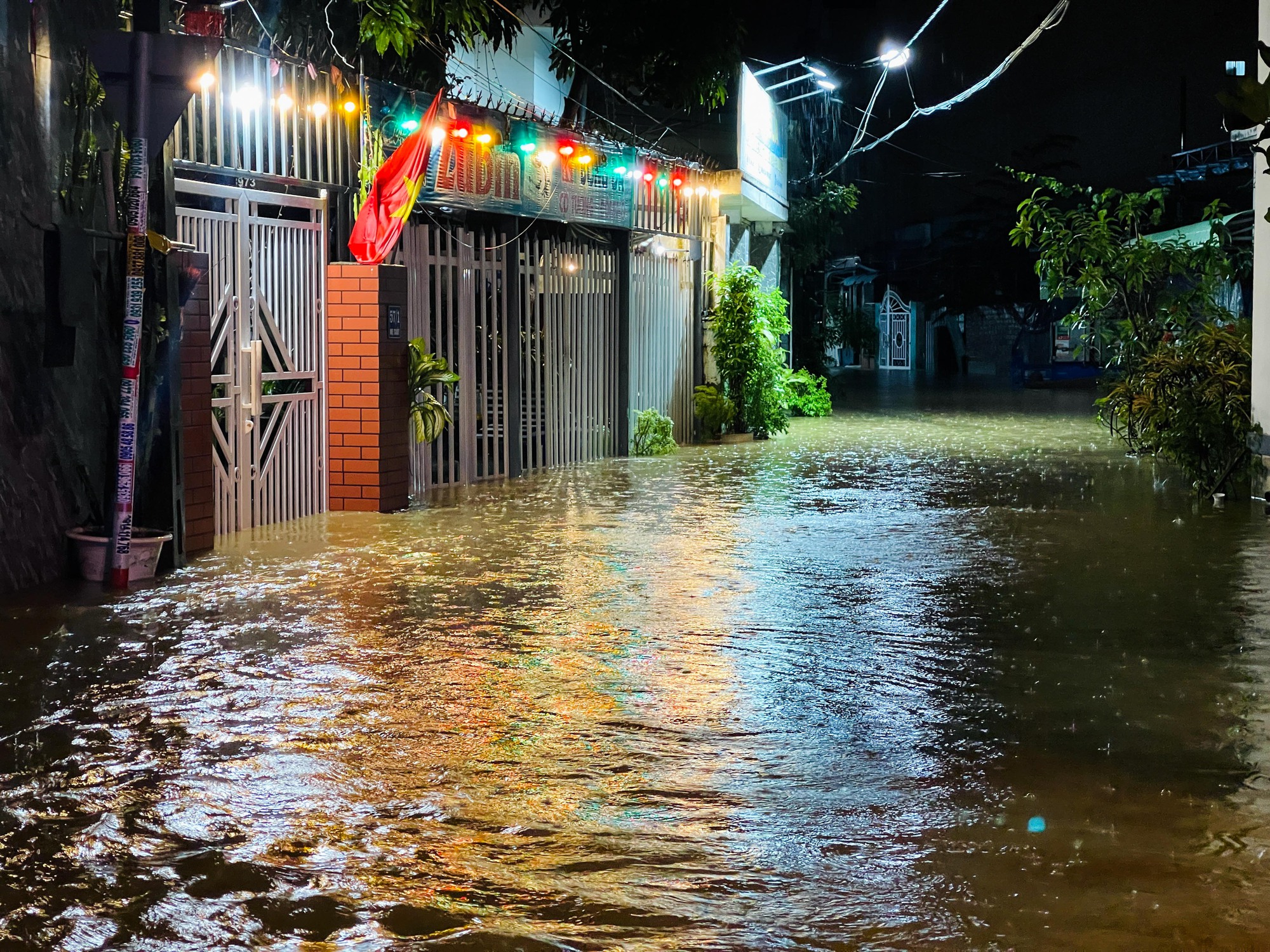 Đà Nẵng: 'Rốn lụt' đường Mẹ Suốt lại ngập sâu, người dân chạy lụt trong đêm  - Ảnh 10.