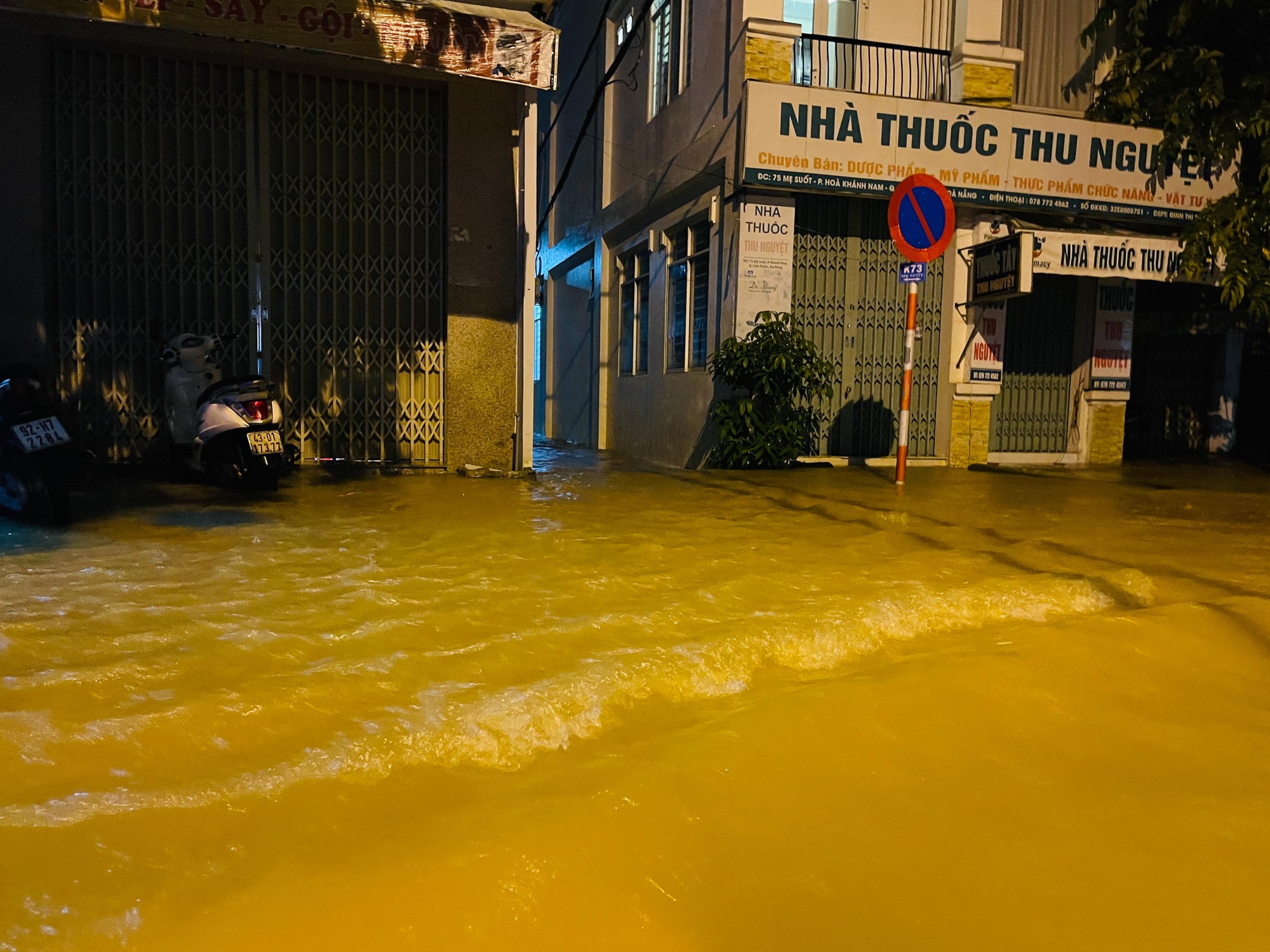 Đà Nẵng: 'Rốn lụt' đường Mẹ Suốt lại ngập sâu, người dân chạy lụt trong đêm - Ảnh 2. Đà Nẵng: 'Rốn lụt' đường Mẹ Suốt lại ngập sâu, người dân chạy lụt trong đêm - Ảnh 2.