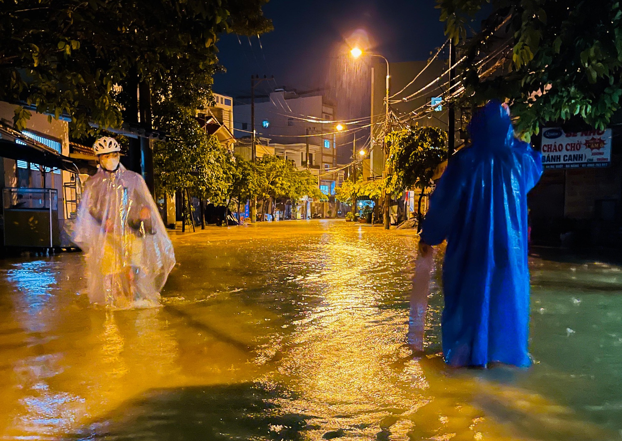 Đà Nẵng: 'Rốn lụt' đường Mẹ Suốt lại ngập sâu, người dân chạy lụt trong đêm  - Ảnh 4.