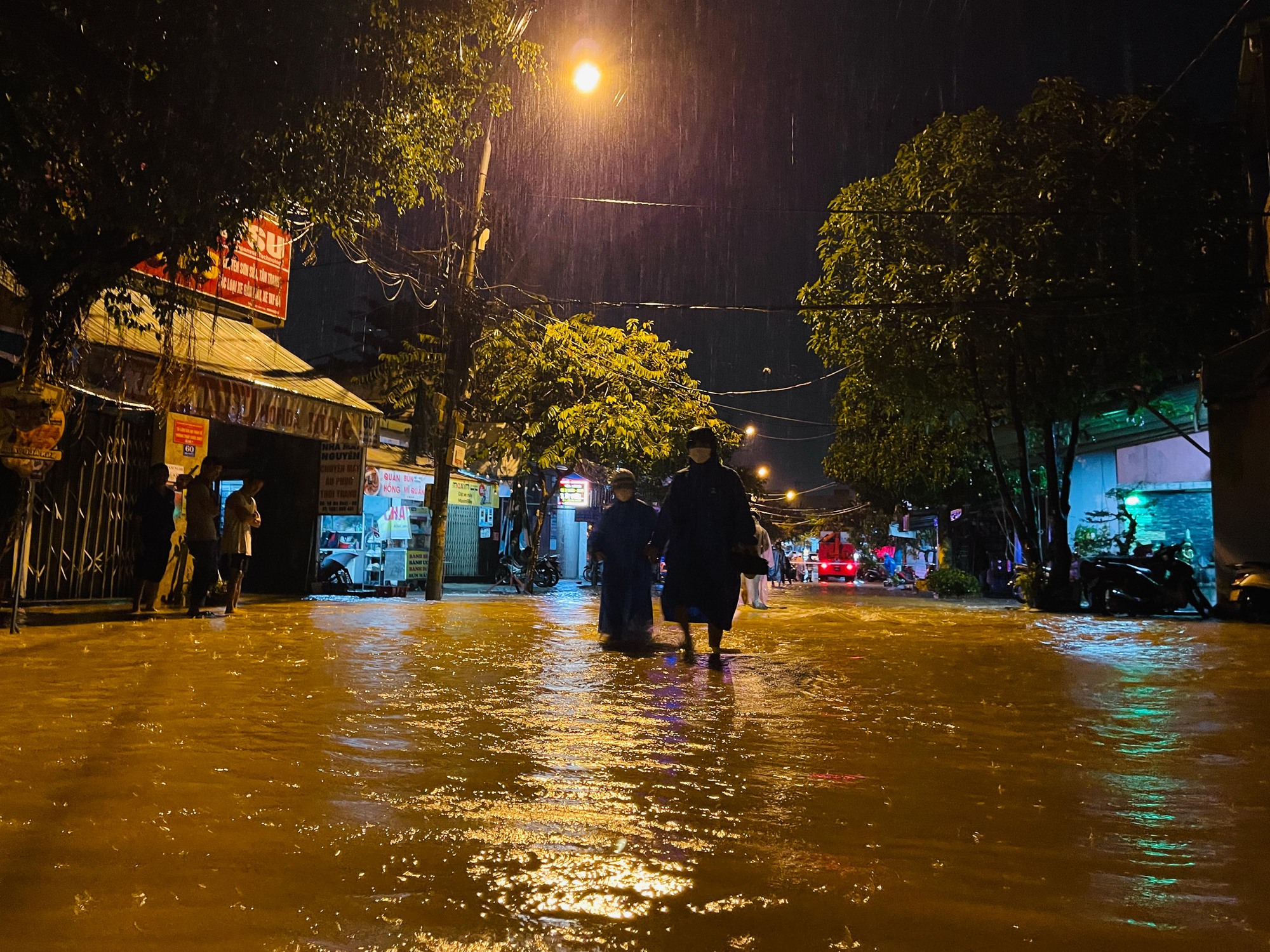 Đà Nẵng: 'Rốn lụt' đường Mẹ Suốt lại ngập sâu, người dân chạy lụt trong đêm  - Ảnh 5.