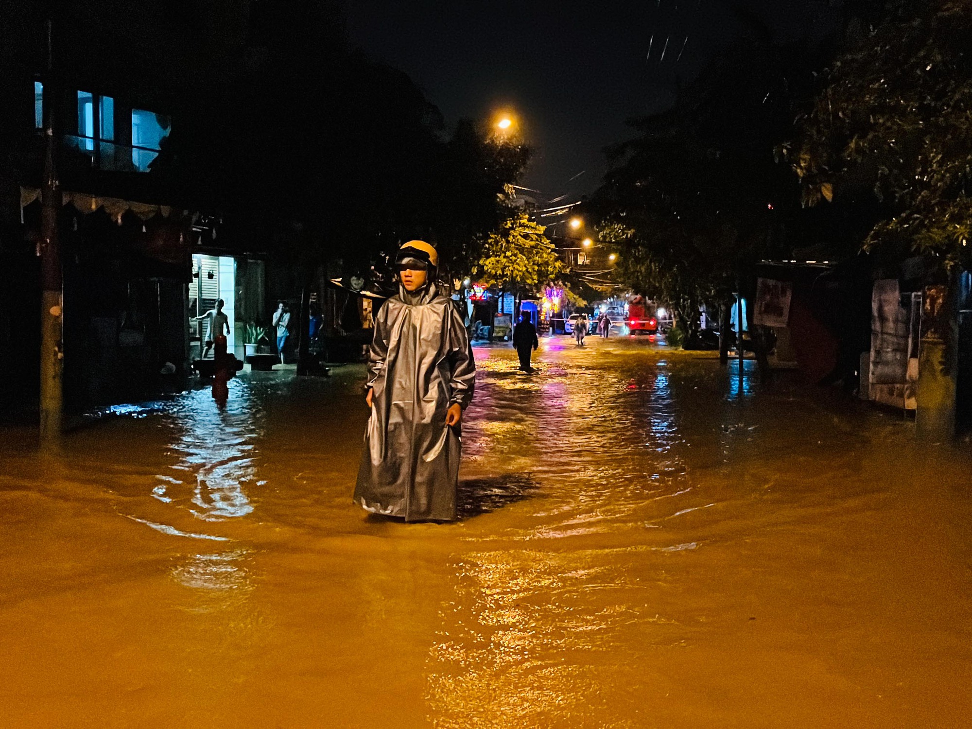 Đà Nẵng: 'Rốn lụt' đường Mẹ Suốt lại ngập sâu, người dân chạy lụt trong đêm  - Ảnh 9.