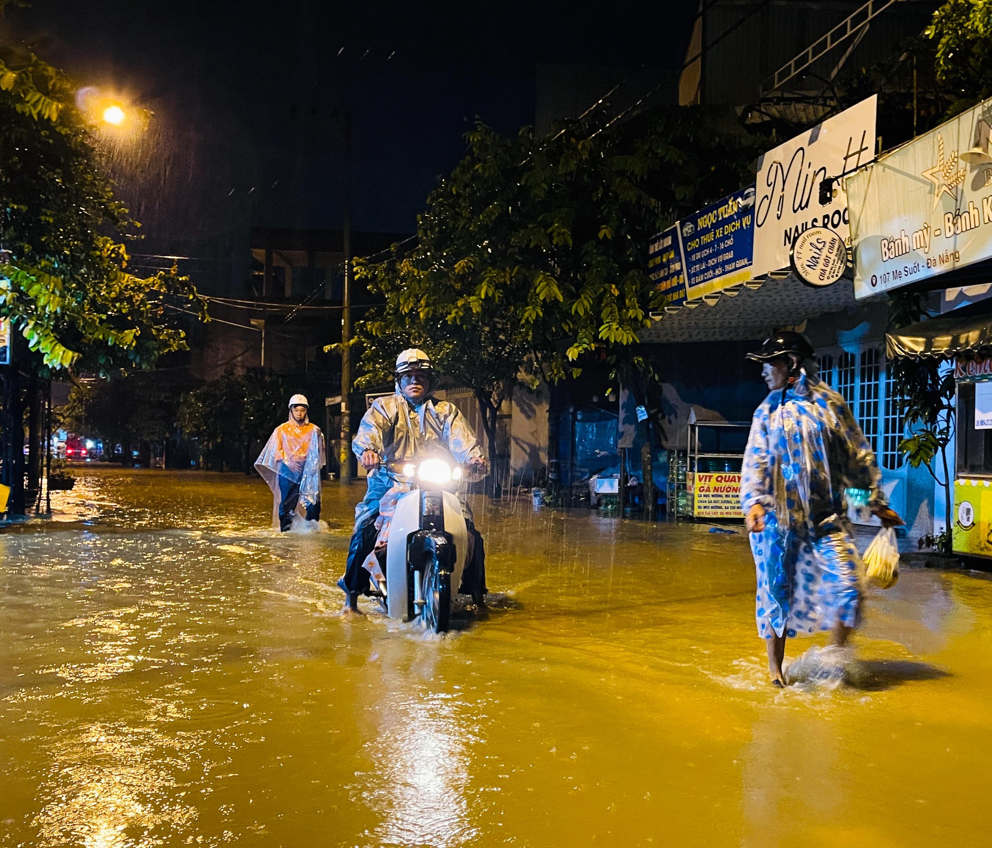 Đà Nẵng: 'Rốn lụt' đường Mẹ Suốt lại ngập sâu, người dân chạy lụt trong đêm  - Ảnh 8.
