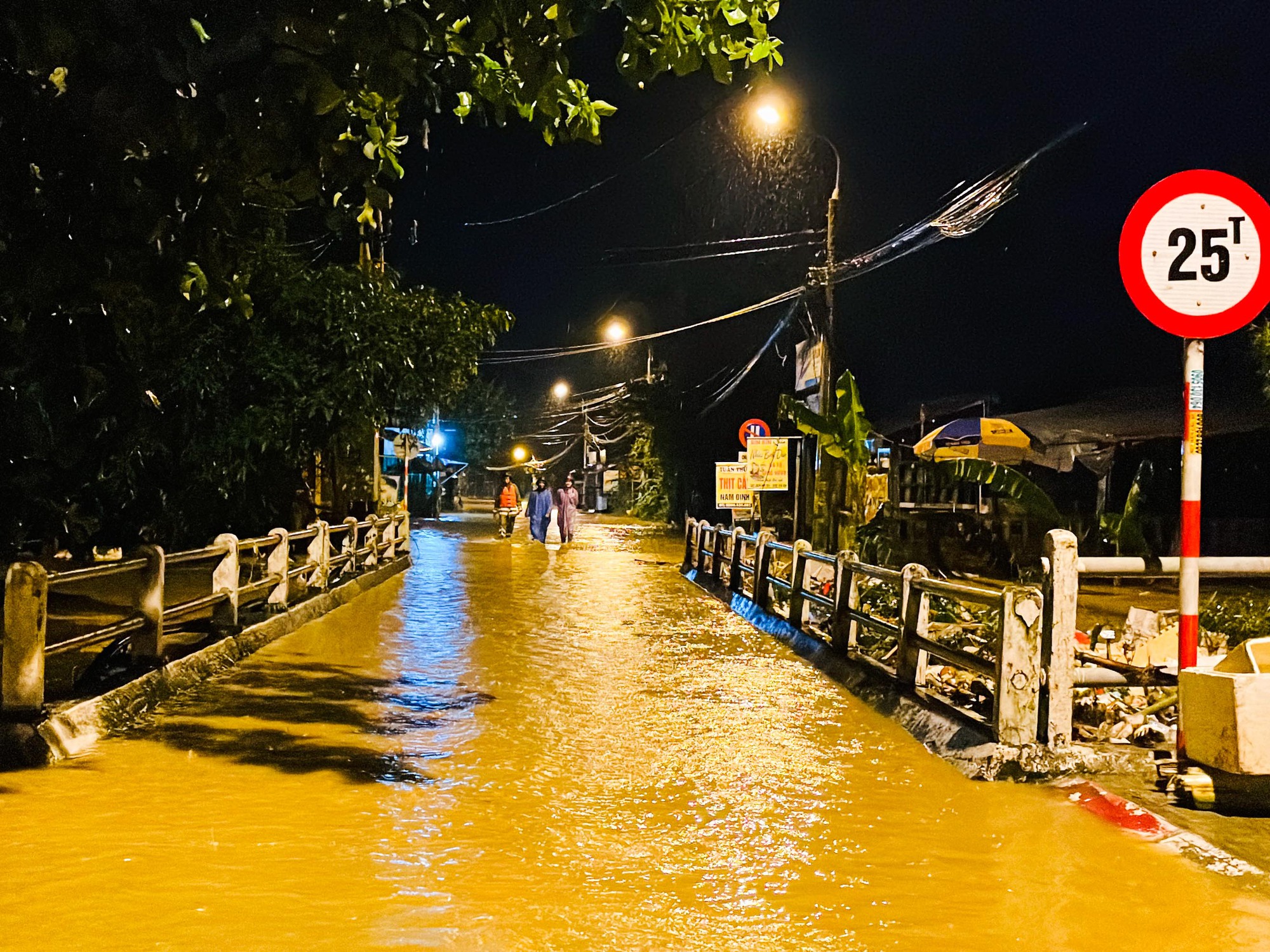 Đà Nẵng: 'Rốn lụt' đường Mẹ Suốt lại ngập sâu, người dân chạy lụt trong đêm  - Ảnh 11.