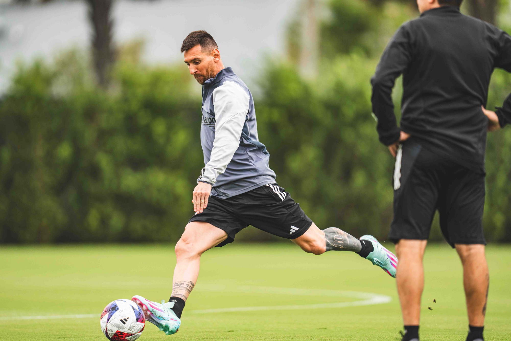 Sốt vé trận vinh danh Messi và kết thúc mùa giải của Inter Miami - Ảnh 3. Sốt vé trận vinh danh Messi và kết thúc mùa giải của Inter Miami - Ảnh 3.