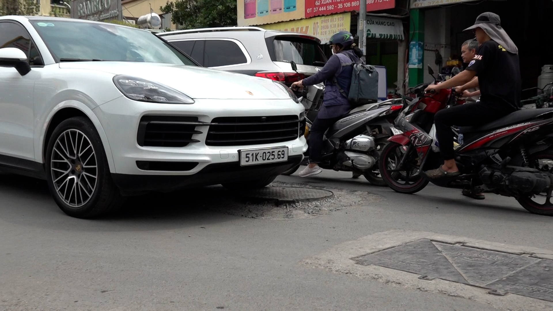 Cận cảnh những pha né nắp cống lồi lõm giữa đường: &quot;Chạy ngang ai cũng giật mình&quot; - Ảnh 4.