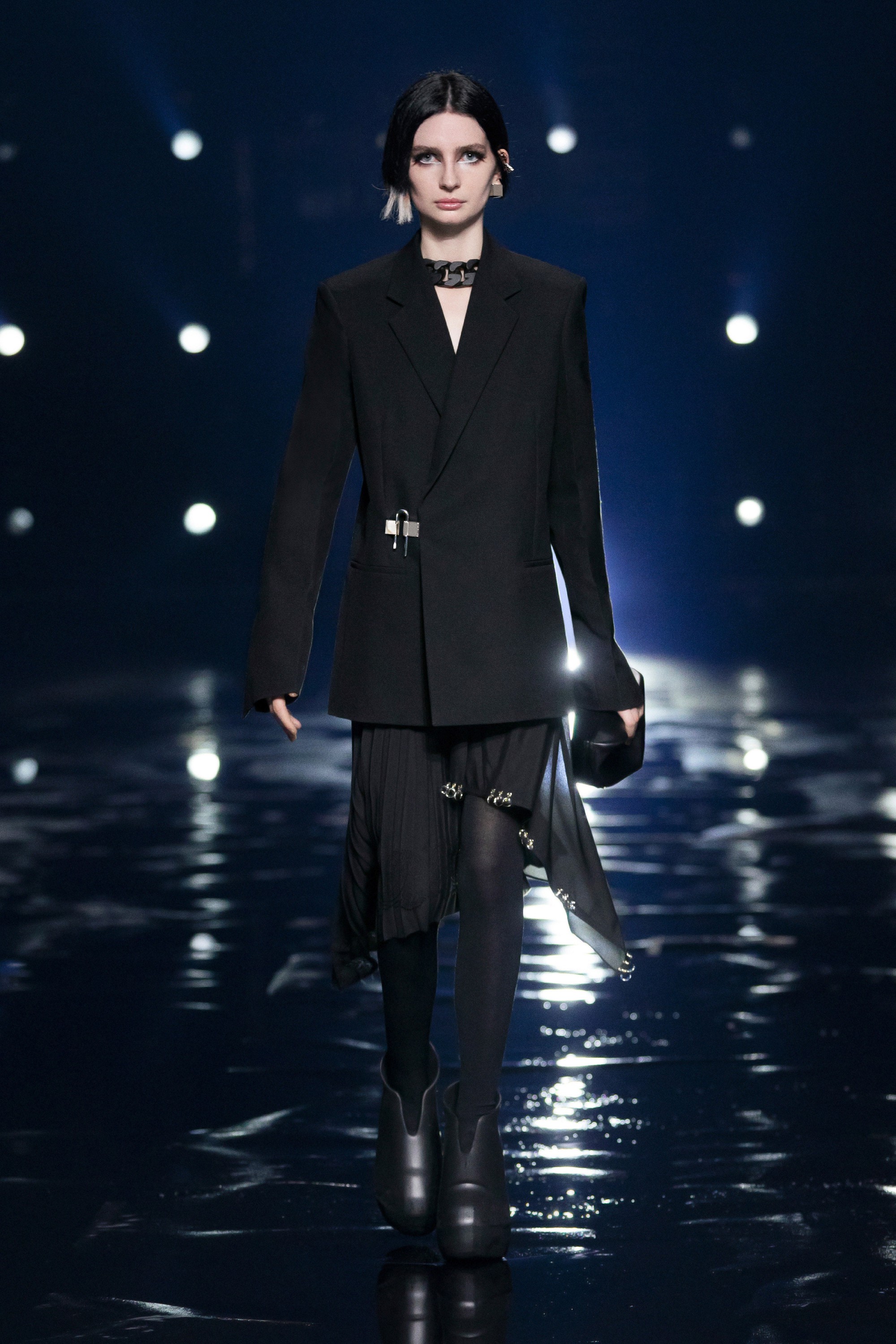 Loạt thiết kế lộ ngực trần gây chú ý tại show diễn của Givenchy - Ảnh 1.