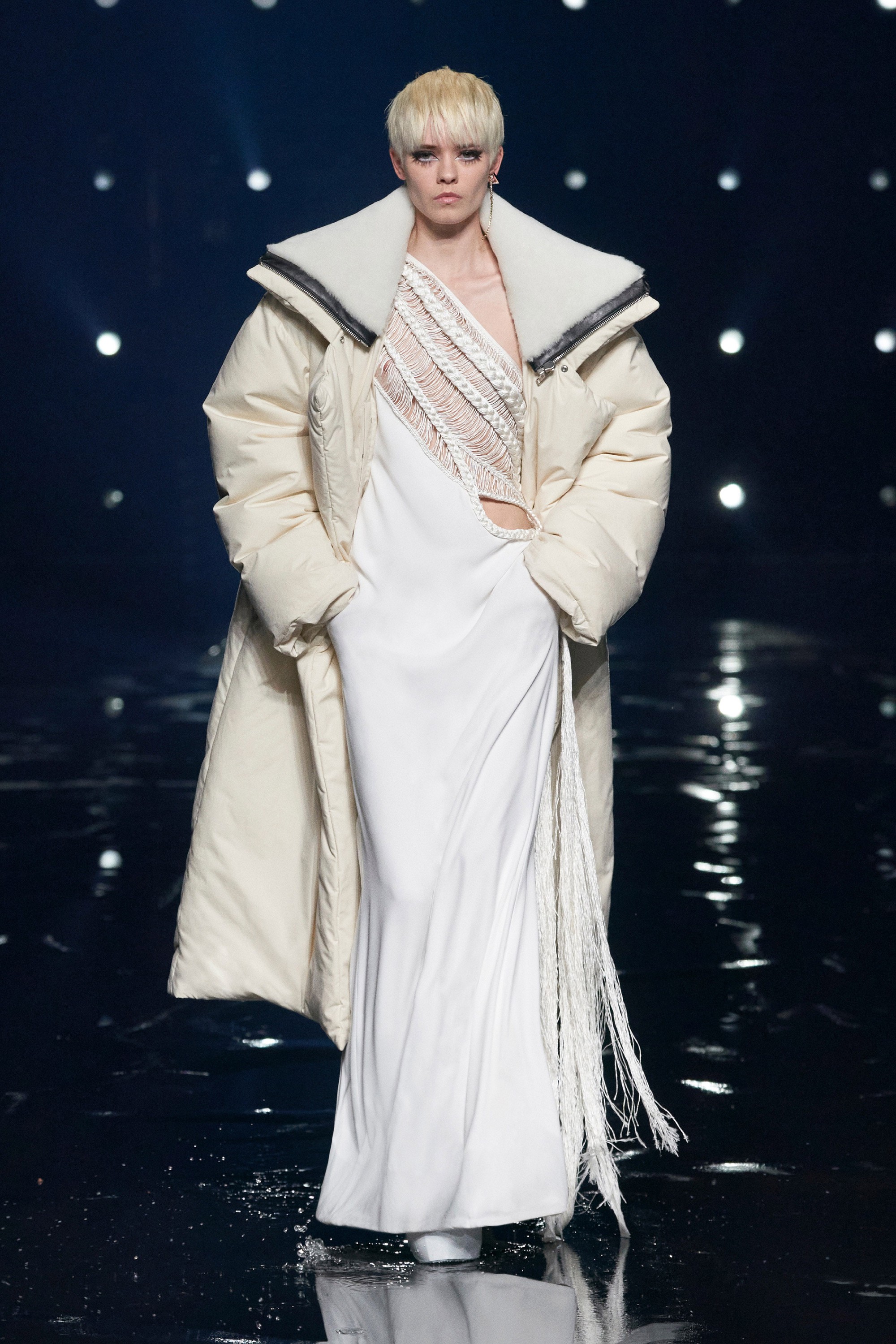 Loạt thiết kế lộ ngực trần gây chú ý tại show diễn của Givenchy - Ảnh 7.