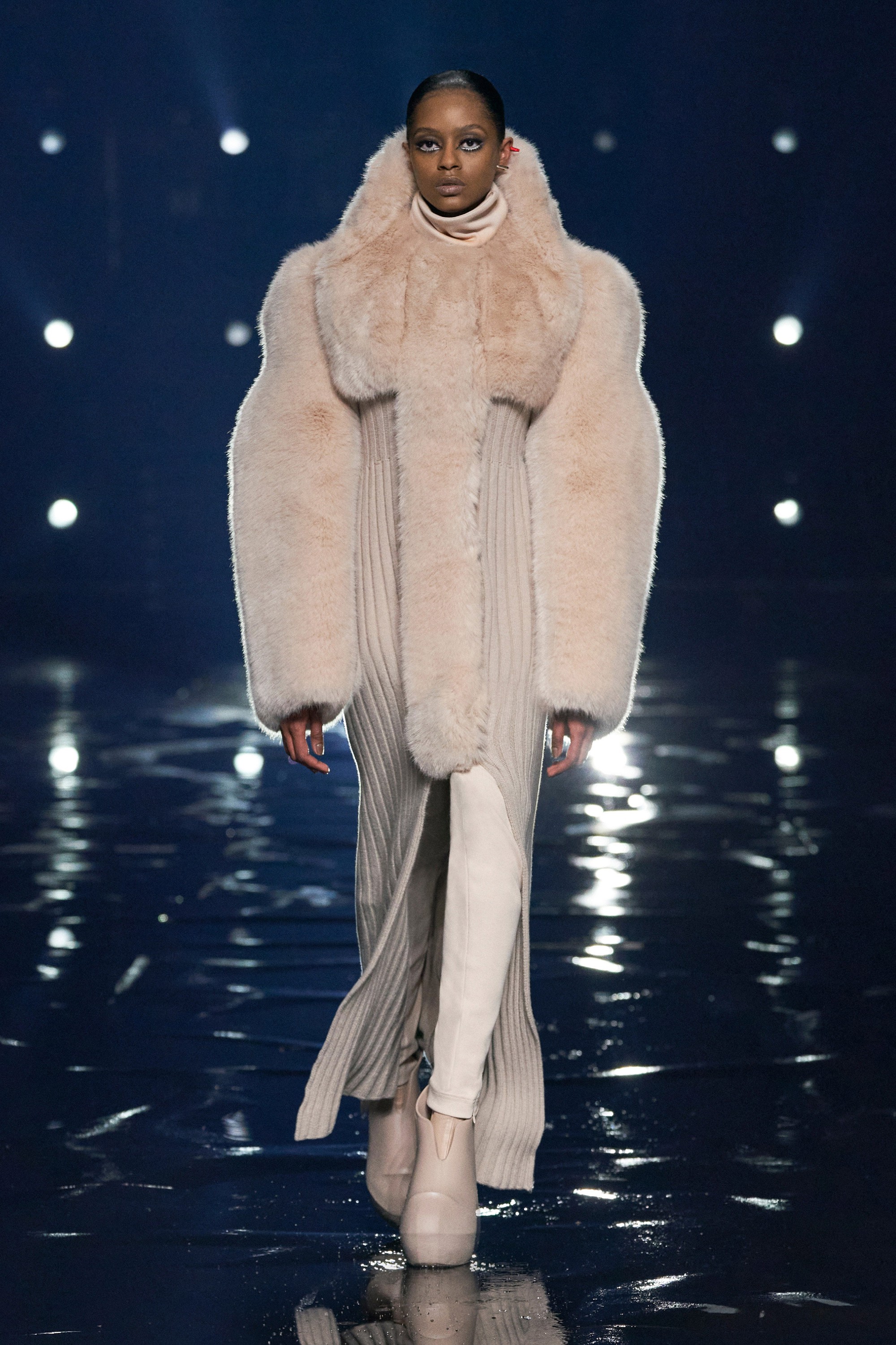 Loạt thiết kế lộ ngực trần gây chú ý tại show diễn của Givenchy - Ảnh 12.