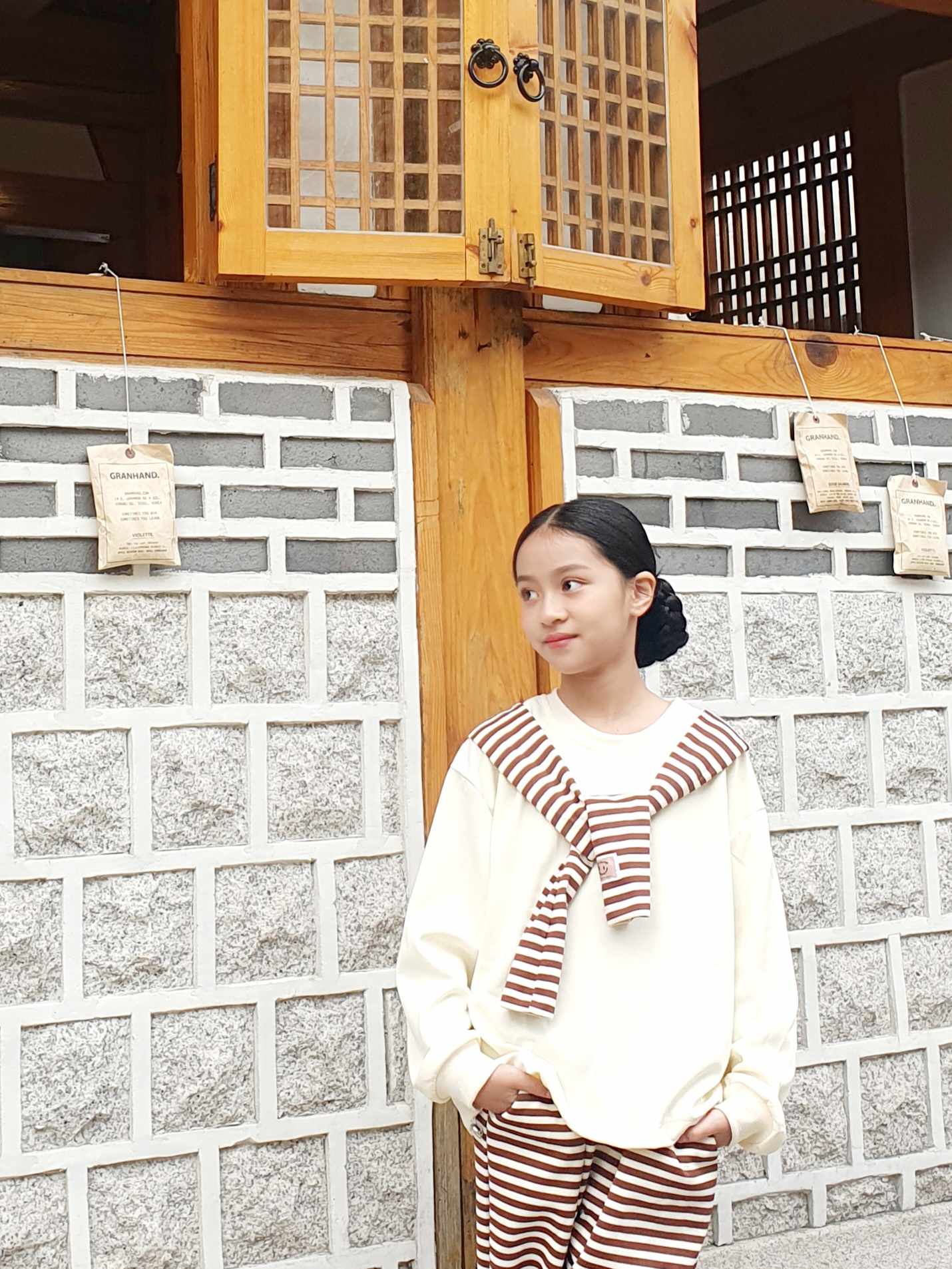 'Hoa hậu nhí' Vũ Lê Thư khoe sắc tại Hàn Quốc - Ảnh 2. 'Hoa hậu nhí' Vũ Lê Thư khoe sắc tại Hàn Quốc - Ảnh 2.