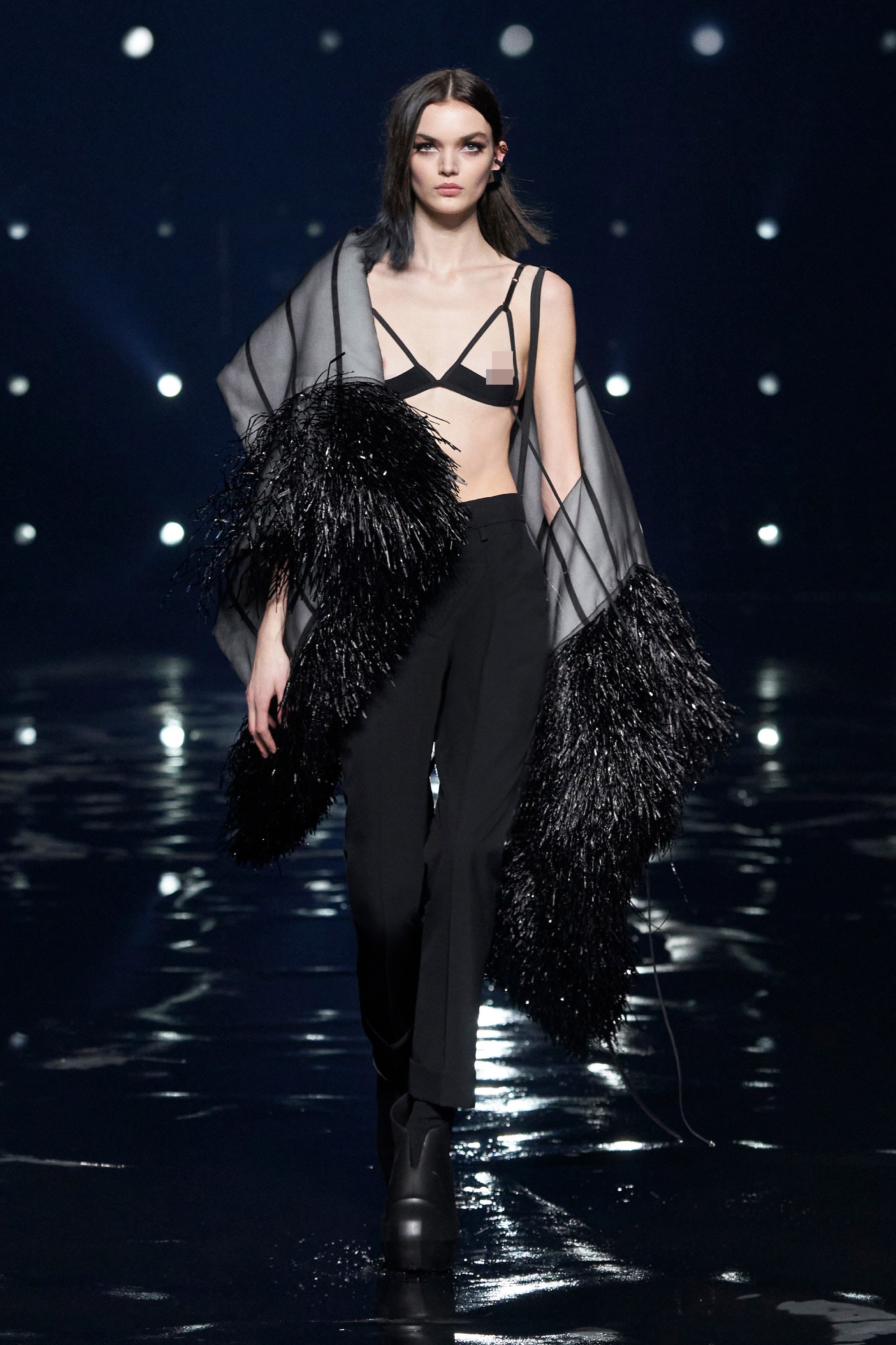 Loạt thiết kế lộ ngực trần gây chú ý tại show diễn của Givenchy - Ảnh 4.